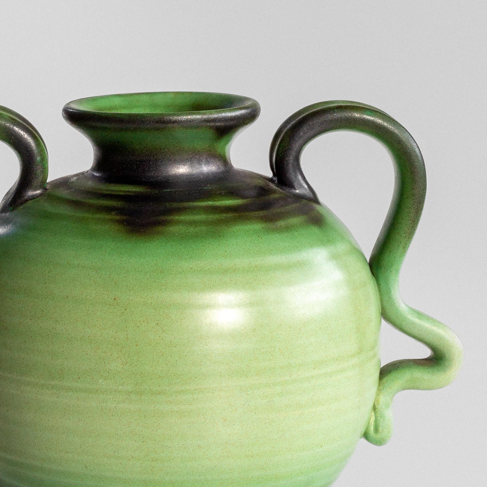 Scandinavo moderno Eva Jancke-Björk, Vaso con manico verde The Modern Scandinavian, anni '40, Svezia in vendita