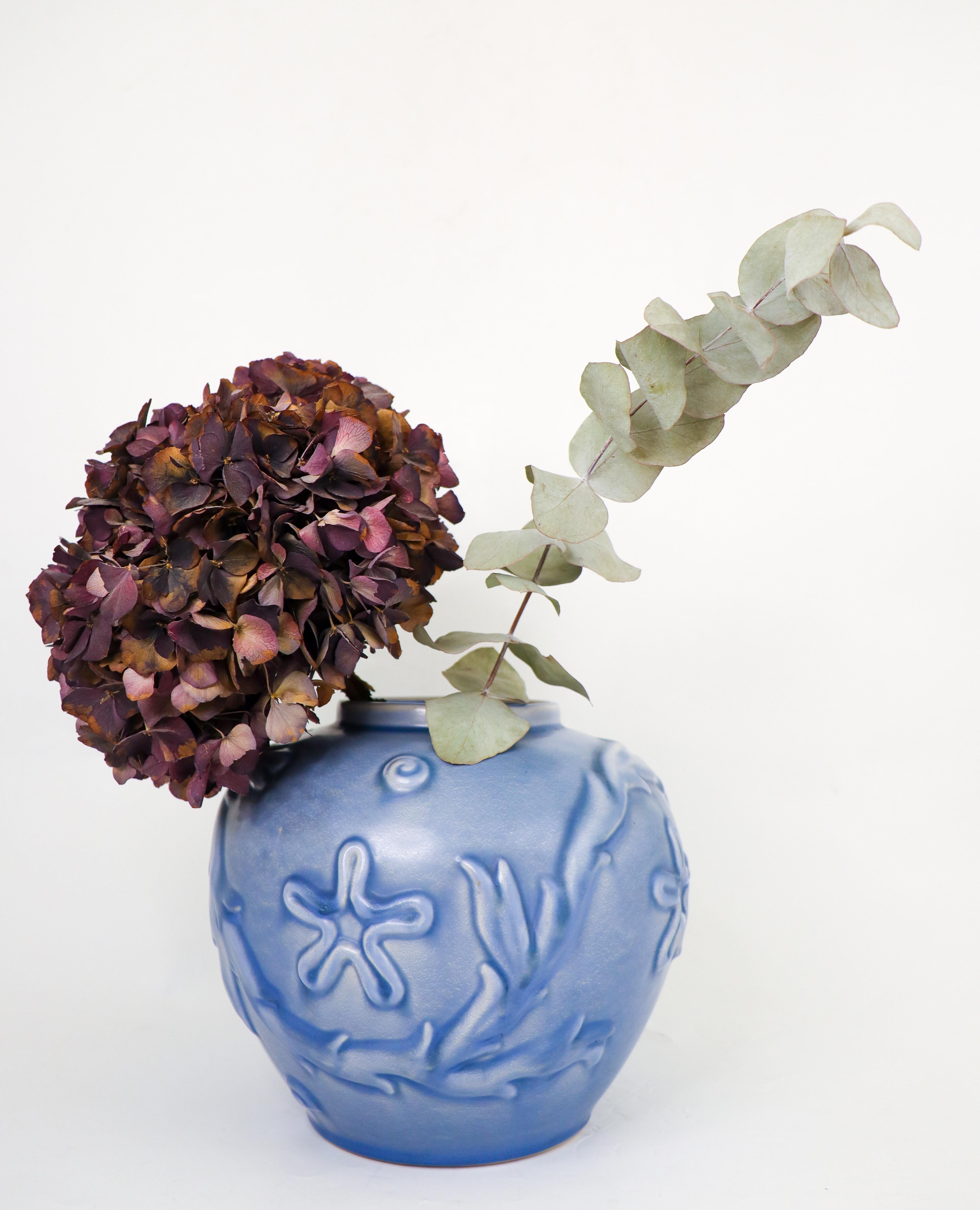 Eine hellblaue Vase, entworfen von Eva Jancke-Björk bei Bo Fajans in Gefle in den 1940er Jahren, mit einem schönen Reliefdekor aus Muscheln und Seetang. Die Vase ist 18 cm hoch und in ausgezeichnetem Zustand. 