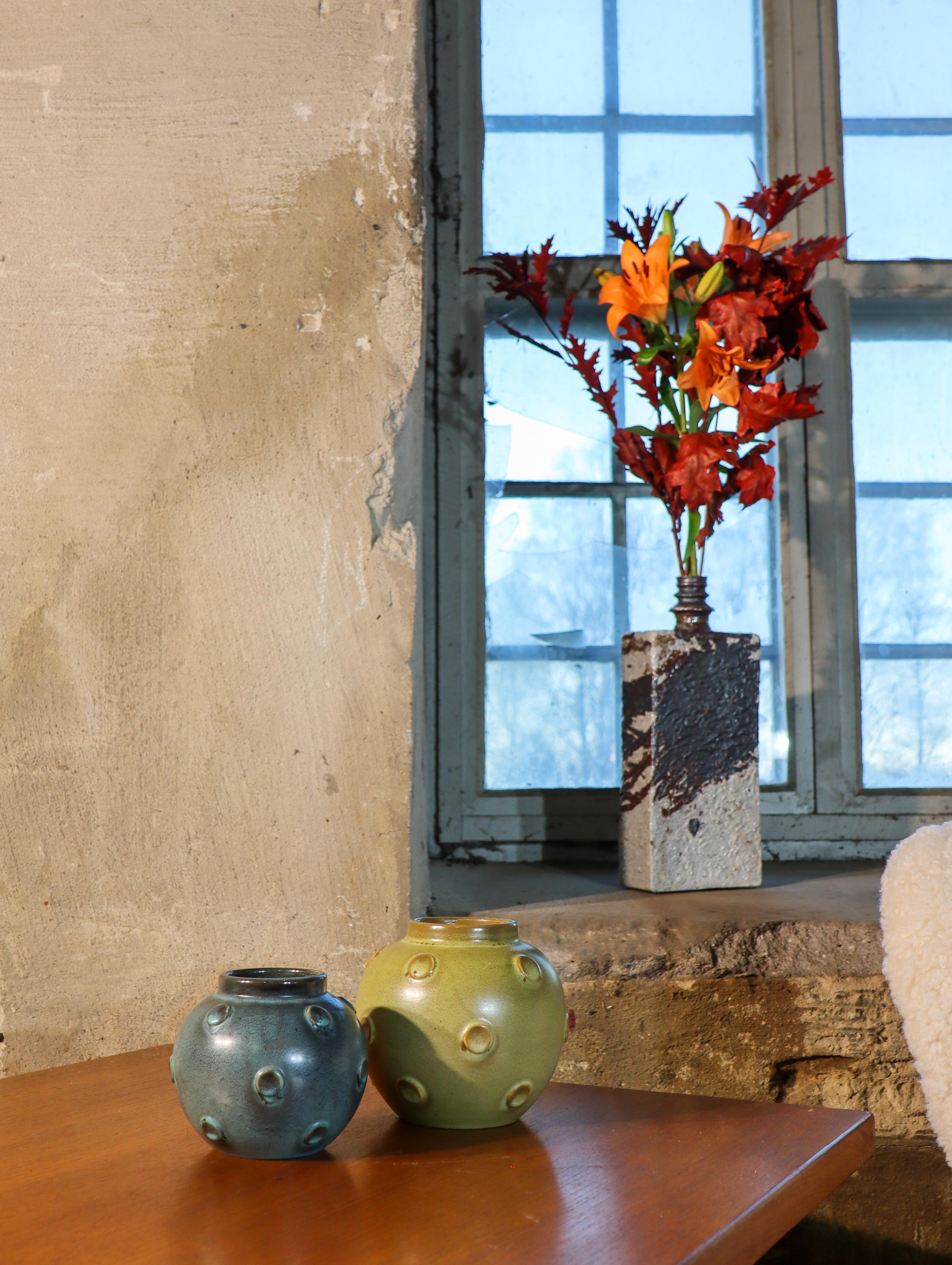 Vernissé Eva Jancke-Björk - Vase rond jaune foncé avec relief - Bo Fajans 1940s en vente