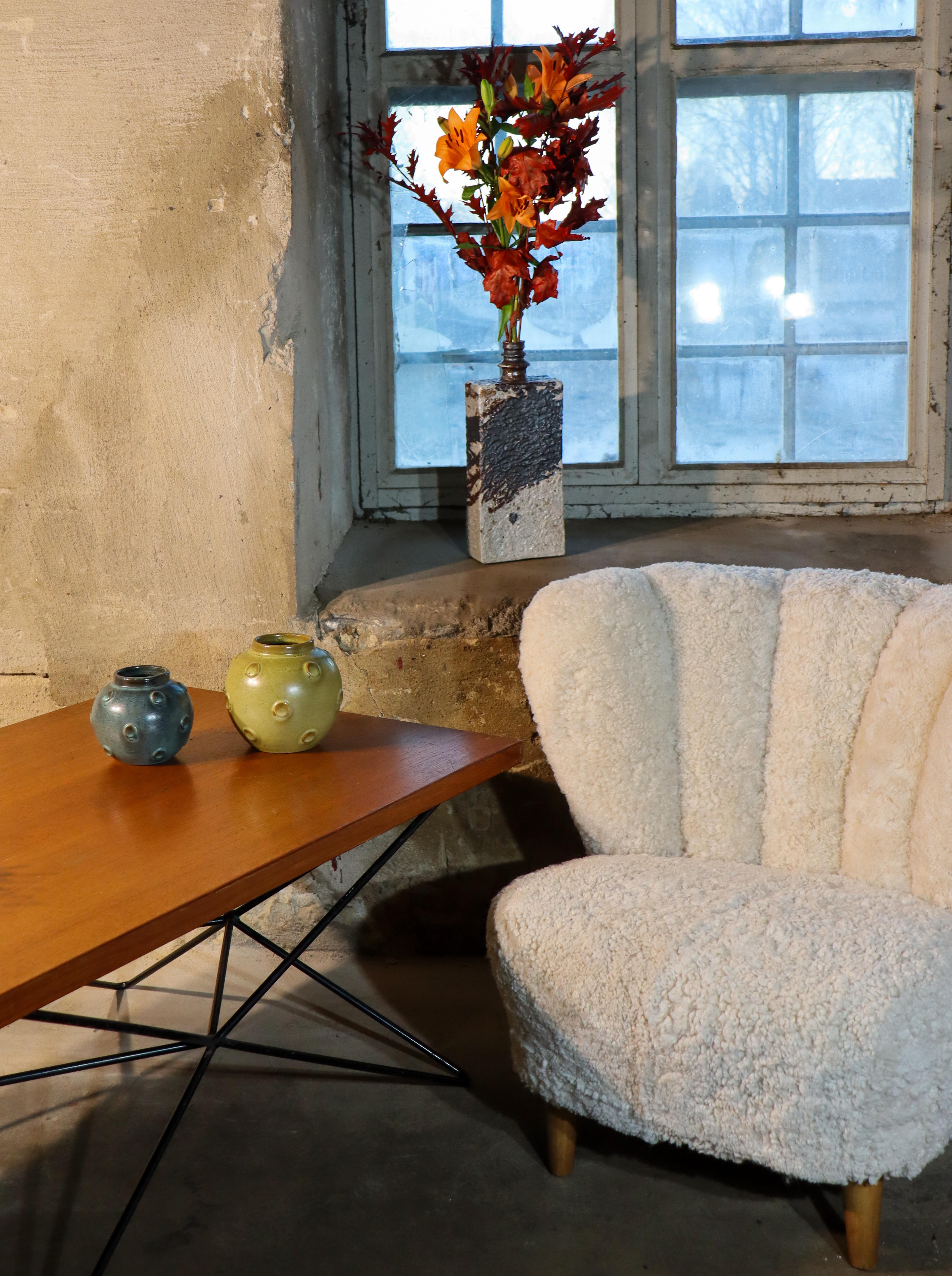 Suédois Eva Jancke-Björk - Vase rond jaune foncé avec relief - Bo Fajans 1940s en vente