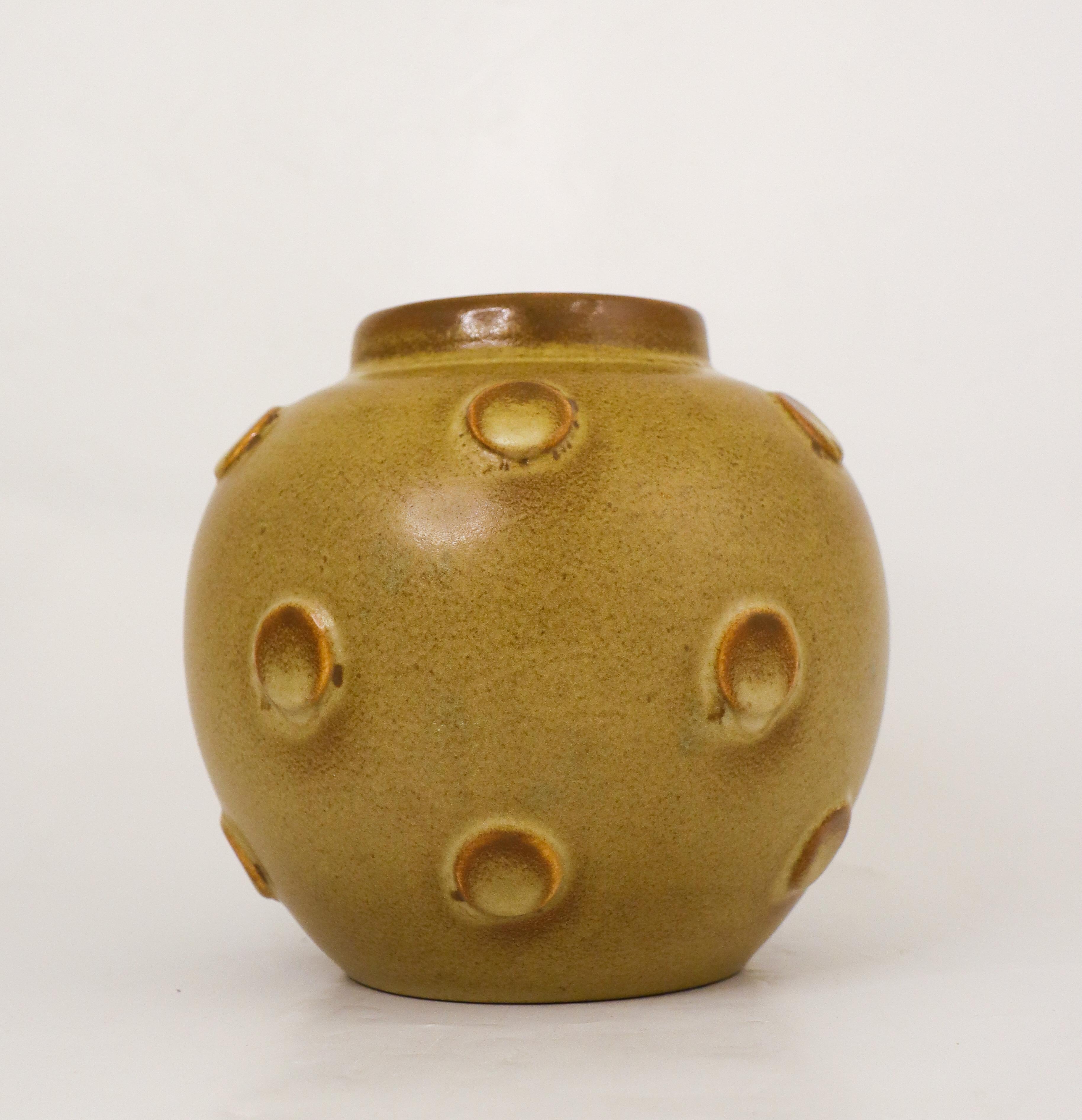 Eva Jancke-Björk - Runde, dunkelgelbe Vase mit Relief - Bo Fajans 1940s (Skandinavische Moderne) im Angebot