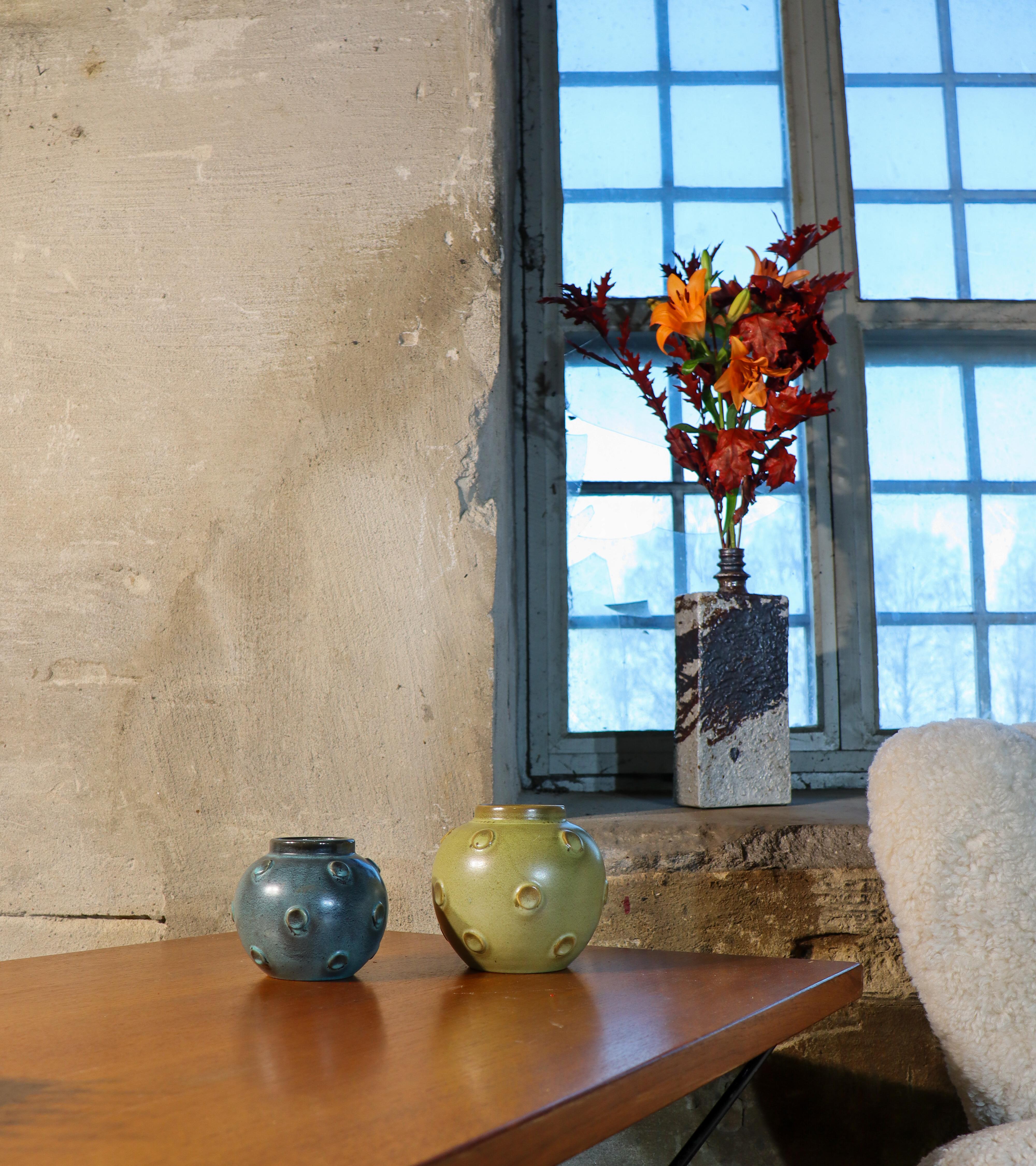 Scandinave moderne Eva Jancke-Björk - Vase rond jaune foncé avec relief - Bo Fajans 1940s en vente