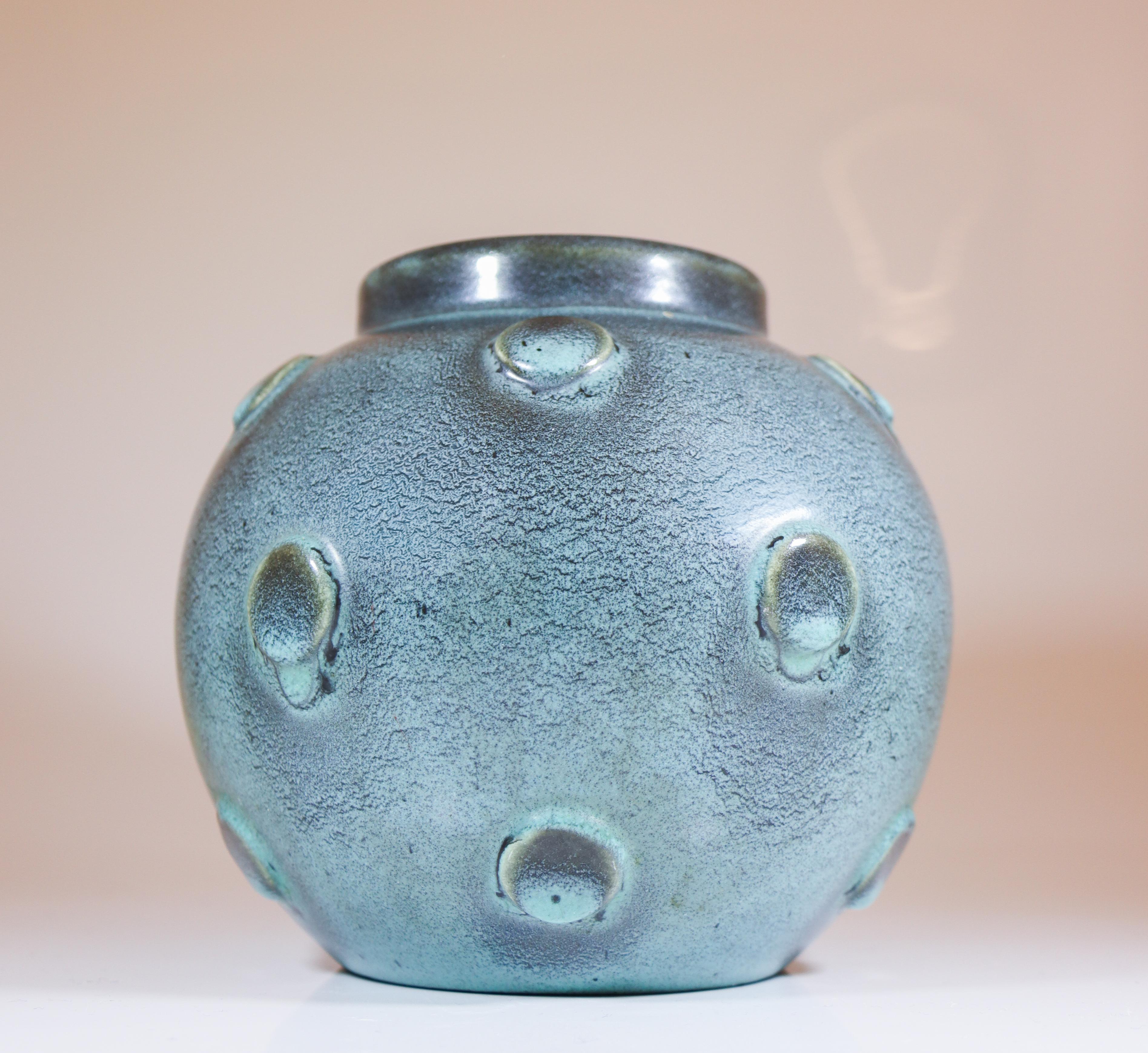 Un delizioso vaso verde con il classico smalto GK-14, disegnato da Eva Jancke-Björk presso Bo Fajans a Greene & Greene negli anni '40. Il vaso è alto 13.5 cm ed è in ottime condizioni. 

Eva Jancke Björn è stata una pionieristica artista e designer