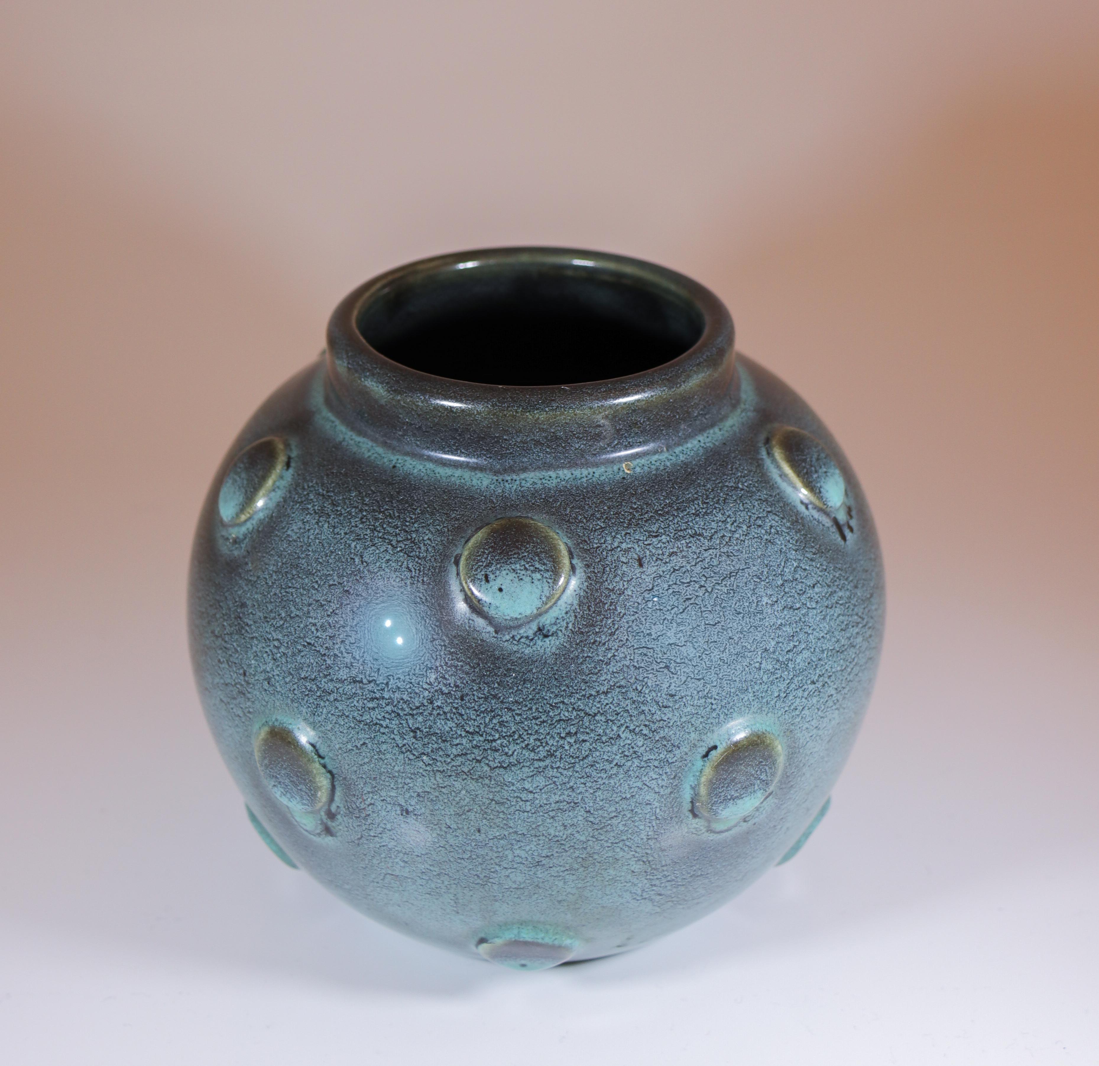 Smaltato Eva Jancke-Björk - Vaso rotondo verde con rilievi - Bo Fajans 1940 in vendita
