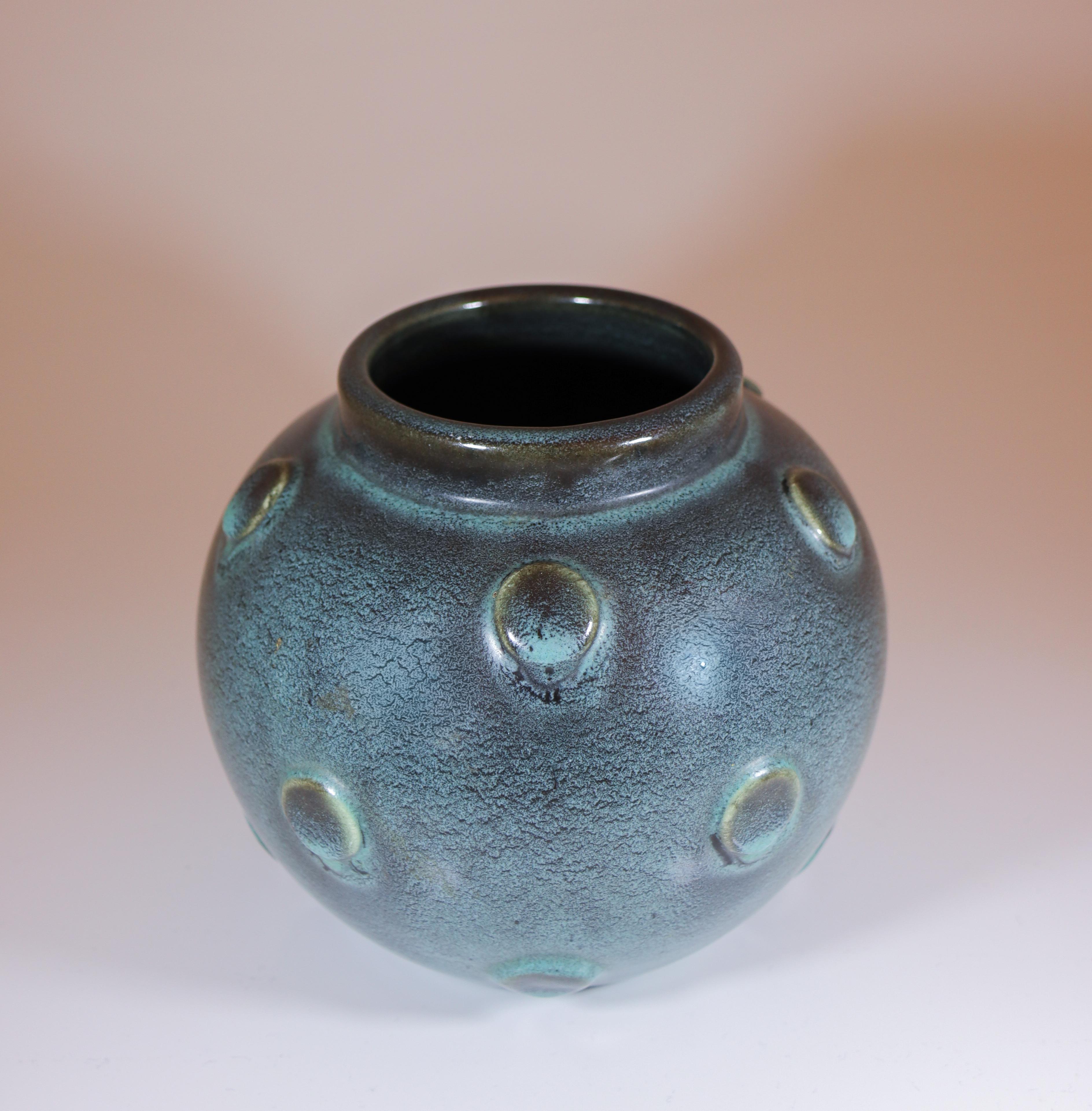 Eva Jancke-Björk - Vaso rotondo verde con rilievi - Bo Fajans 1940 In condizioni ottime in vendita a Stockholm, SE