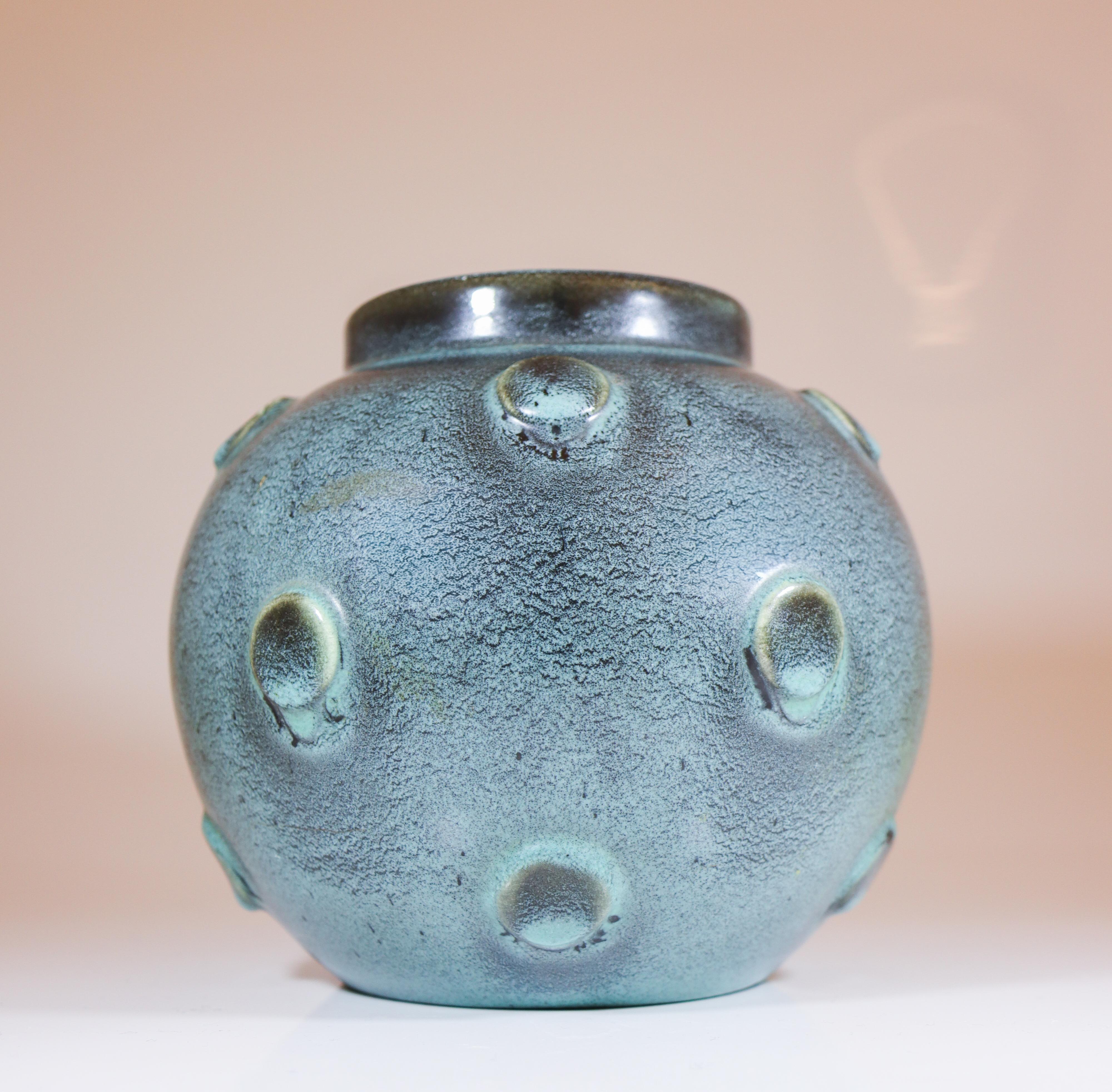 XX secolo Eva Jancke-Björk - Vaso rotondo verde con rilievi - Bo Fajans 1940 in vendita