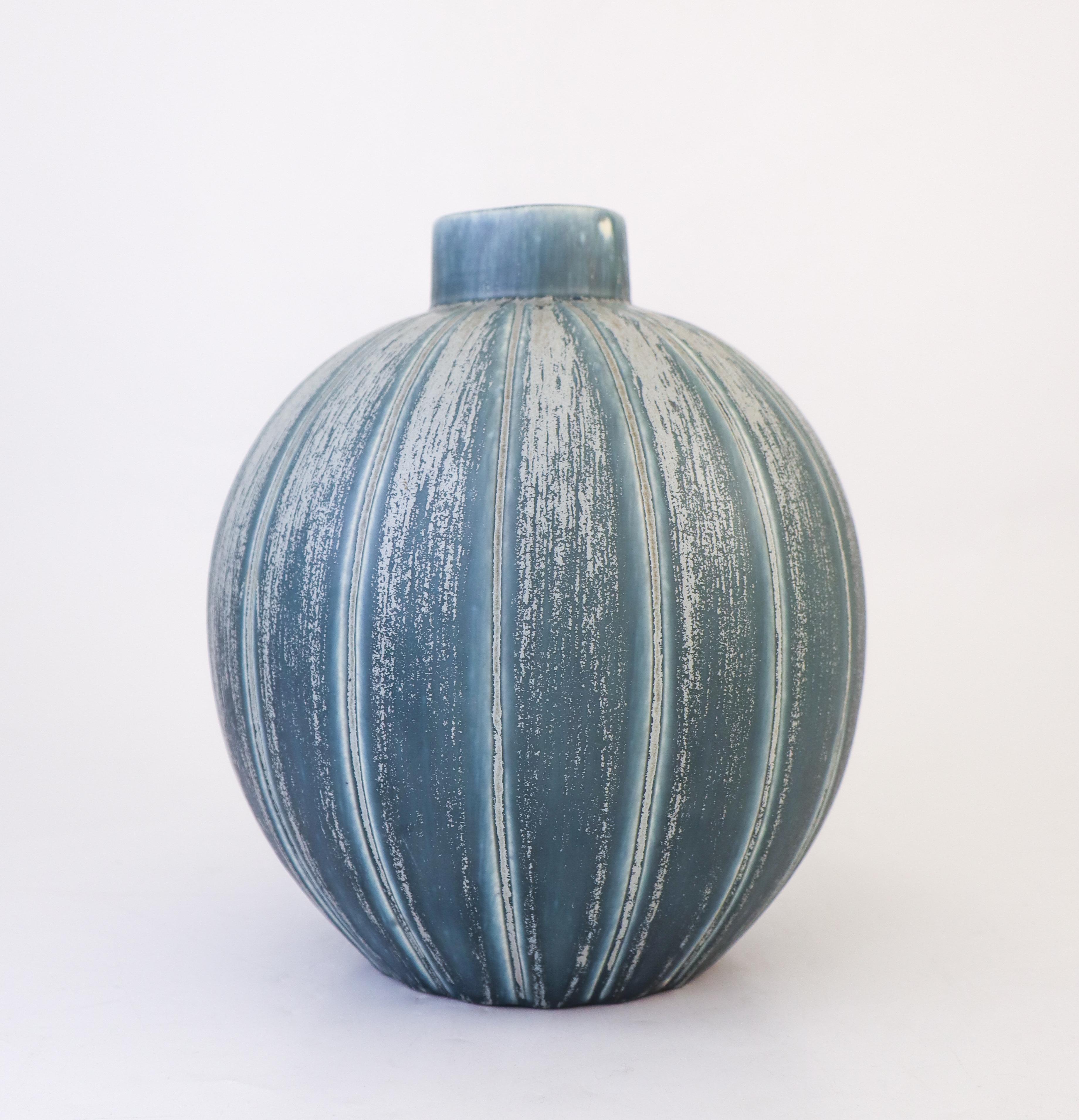 Svedese Eva Jancke-Björk - Stupendo vaso in ceramica blu opaco Bo Fajans - Midcentury Design in vendita