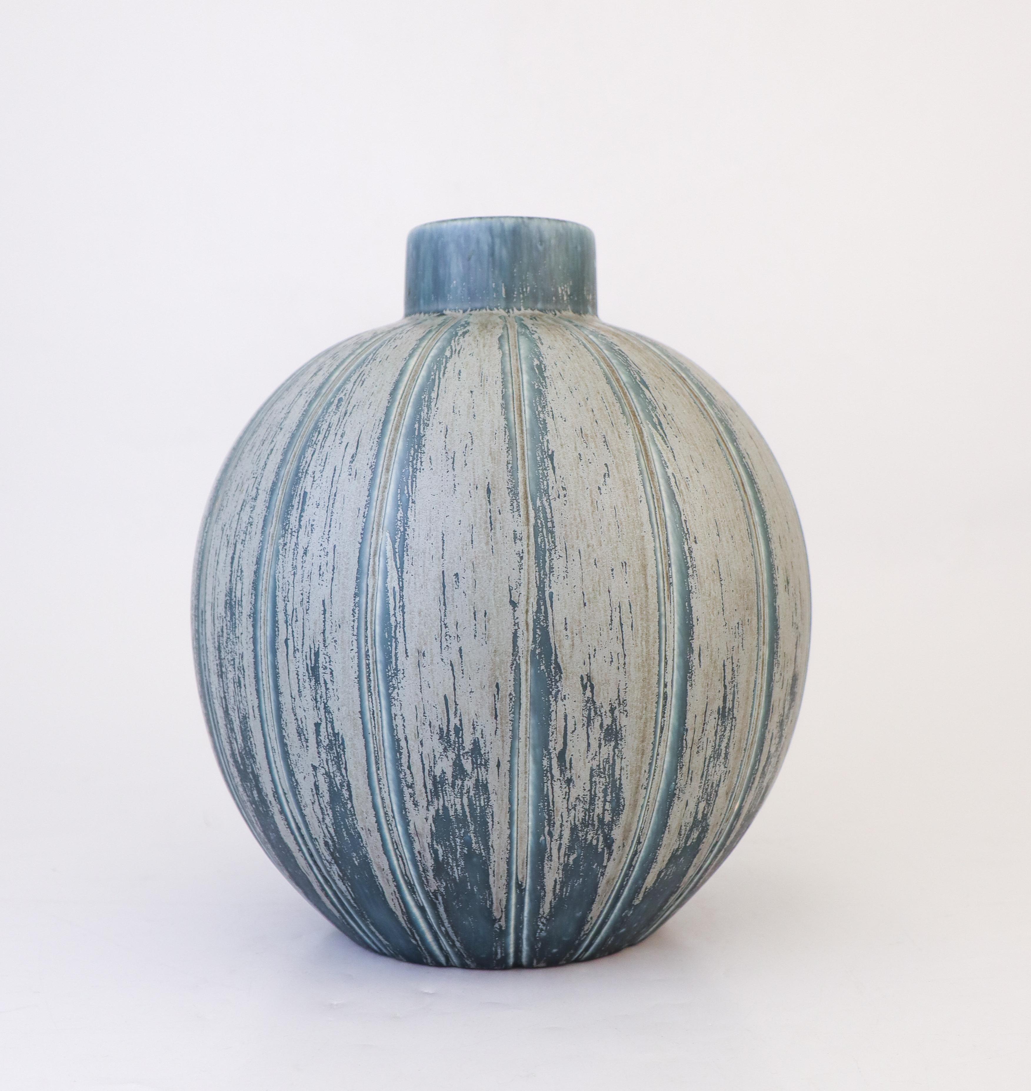 Smaltato Eva Jancke-Björk - Stupendo vaso in ceramica blu opaco Bo Fajans - Midcentury Design in vendita