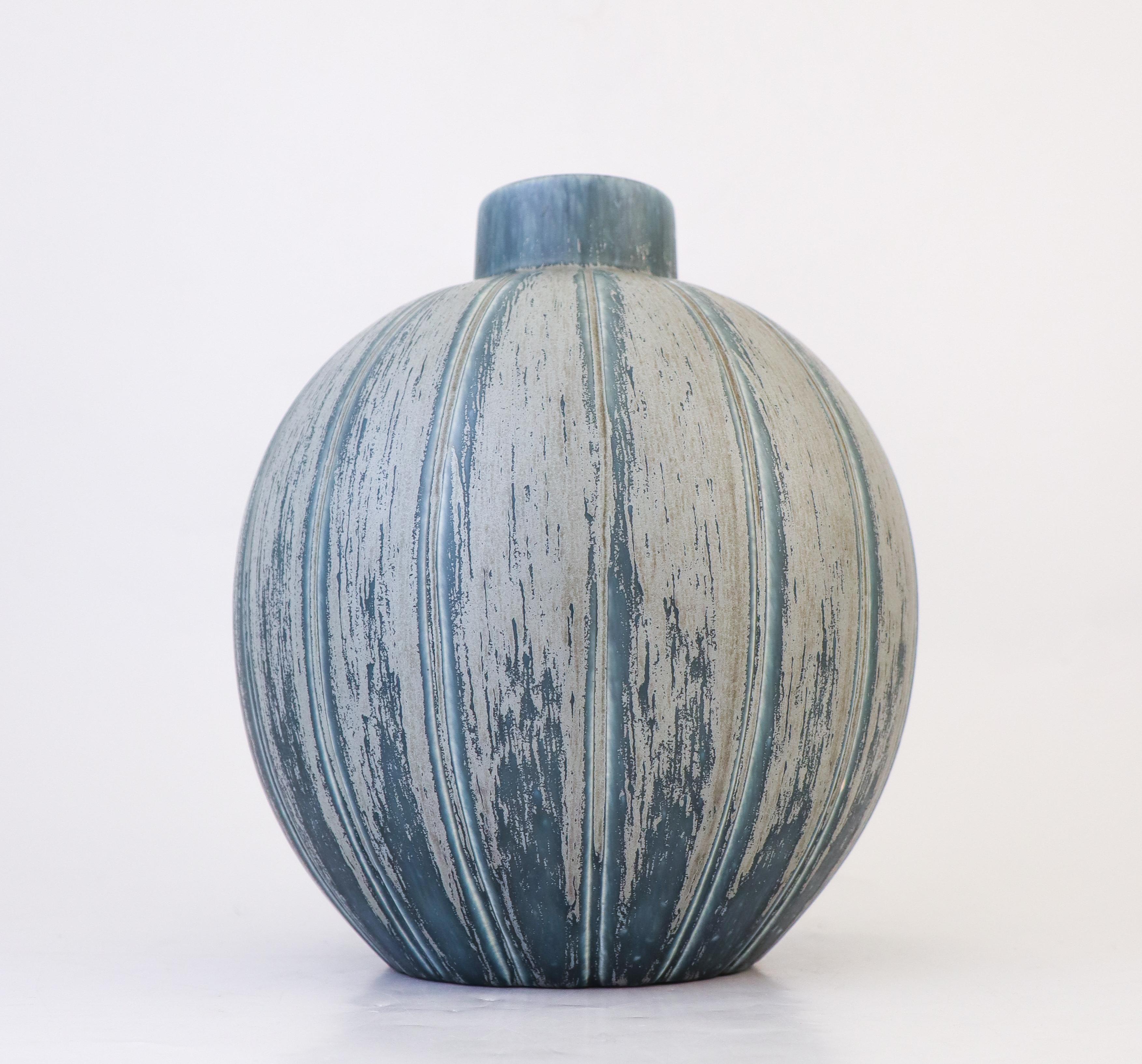 Eva Jancke-Björk - Stupendo vaso in ceramica blu opaco Bo Fajans - Midcentury Design In condizioni buone in vendita a Stockholm, SE