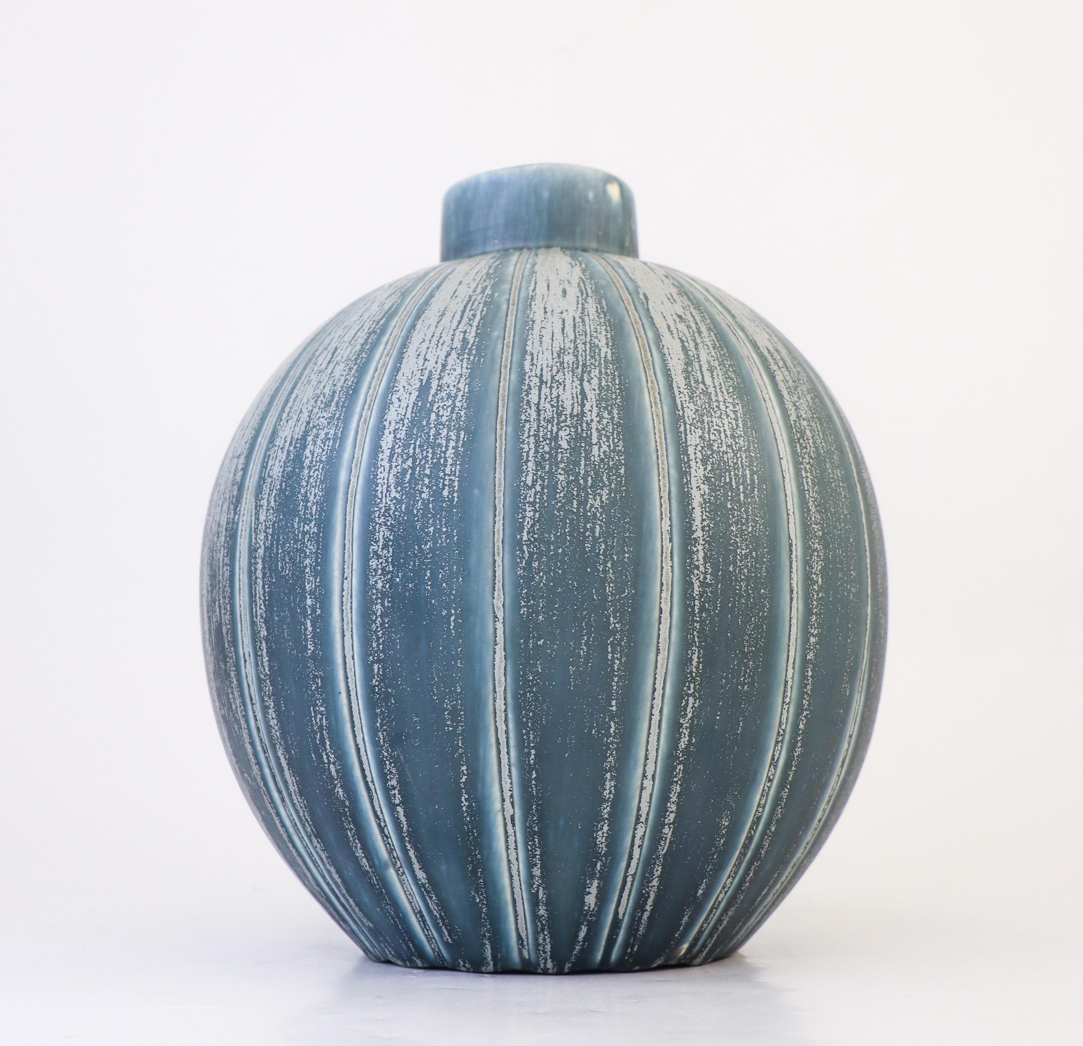 Ceramica Eva Jancke-Björk - Stupendo vaso in ceramica blu opaco Bo Fajans - Midcentury Design in vendita