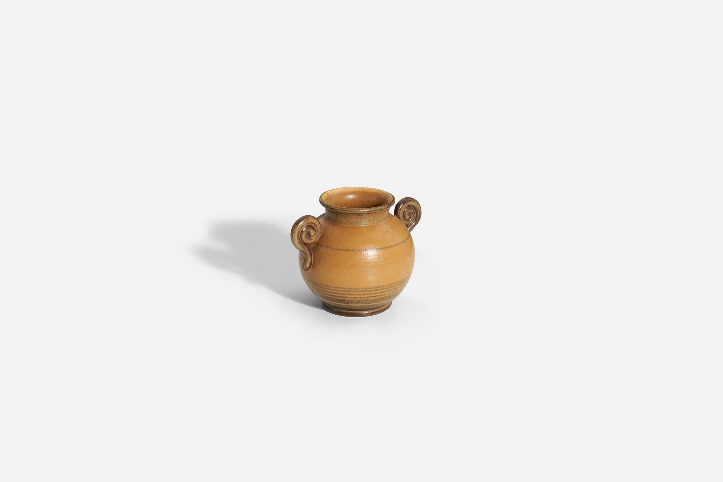 Eva Jancke Björk, Vase, Beige-Glazed Earthenware, for Bo Fajans, Sweden, 1940s In Good Condition For Sale In High Point, NC