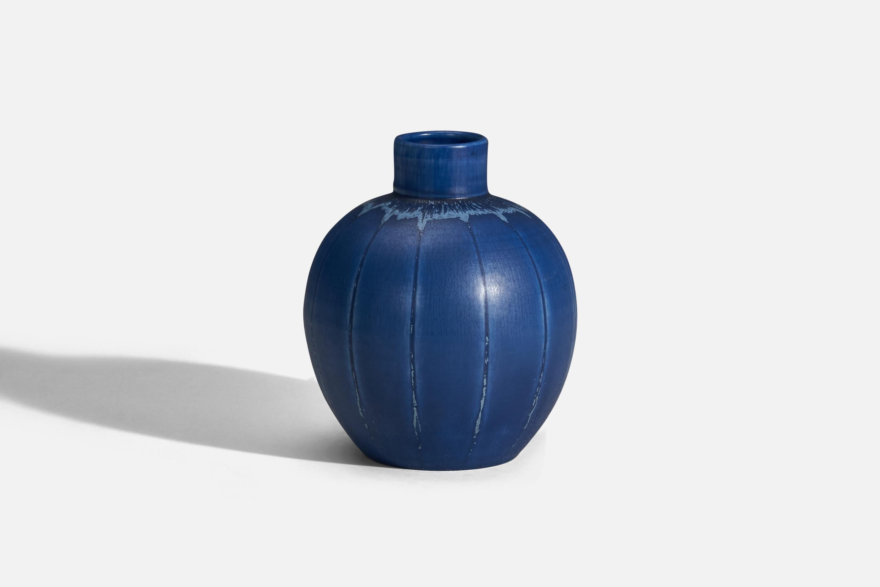 Eine blau glasierte Steingutvase, entworfen von Eva Jancke Björk und hergestellt von Bo Fajans, Schweden, 1940er Jahre.