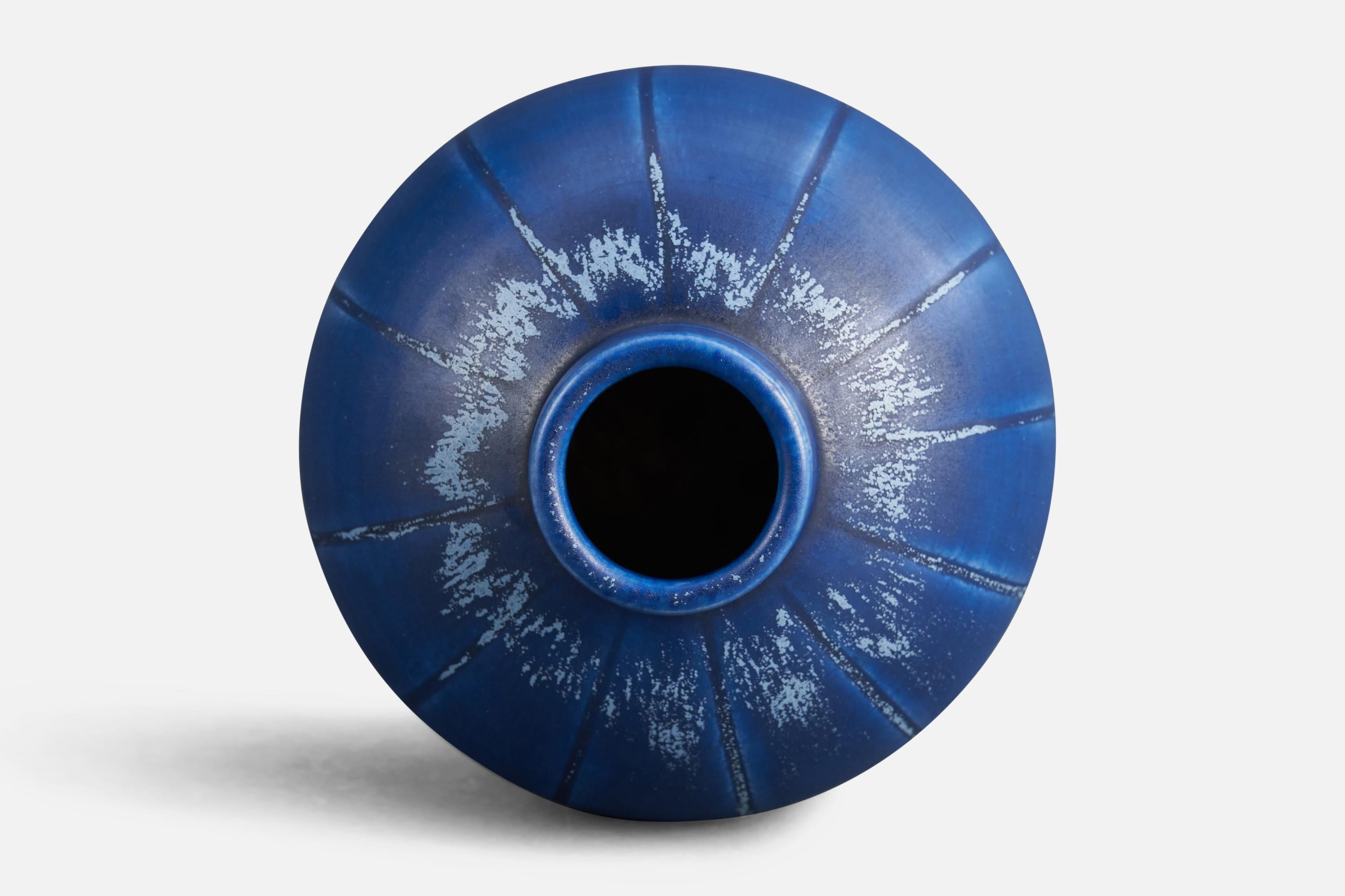 Eine blau glasierte Steingutvase, entworfen von Eva Jancke-Björk und hergestellt von Bo Fajans, Schweden, 1940er Jahre.