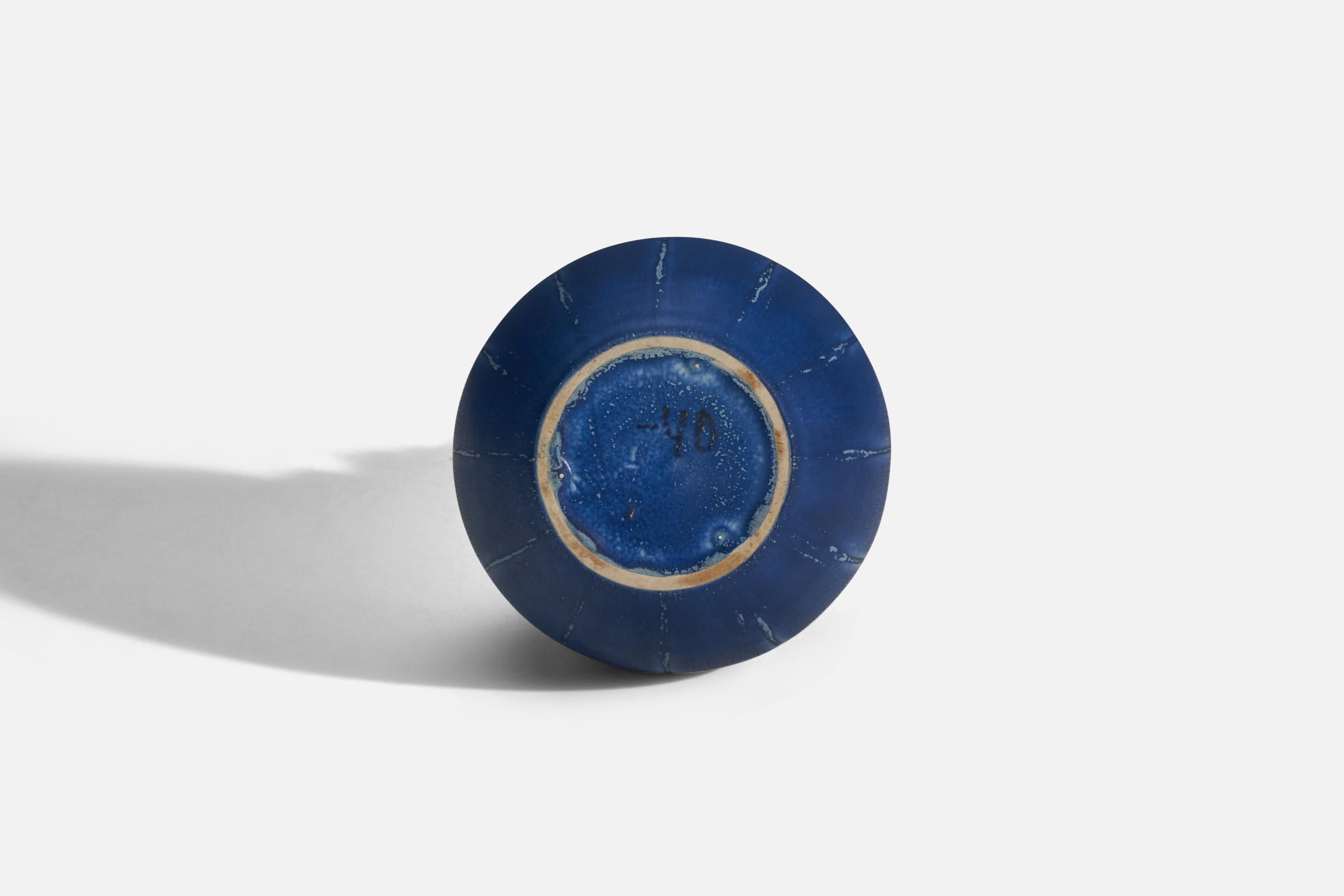  Eva Jancke Björk, Vase, blau glasiertes Steingut, Bo Fajans, Schweden, 1940er Jahre im Zustand „Gut“ im Angebot in High Point, NC