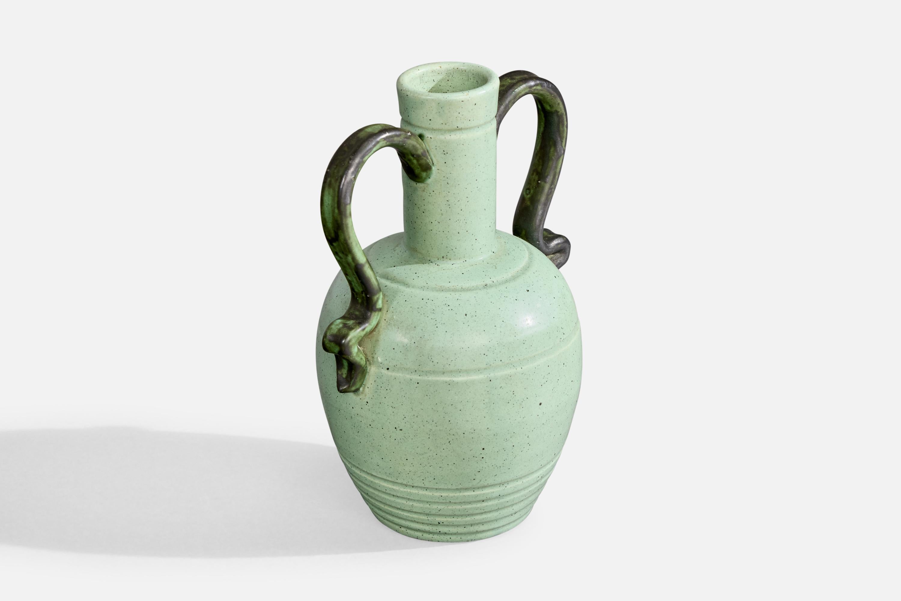 Vaso in ceramica smaltata verde disegnato da Eva Jancke-Björk e prodotto da Bo Fajans, Svezia, anni '1930 circa.

Dimensioni complessive (pollici): 8,0 
