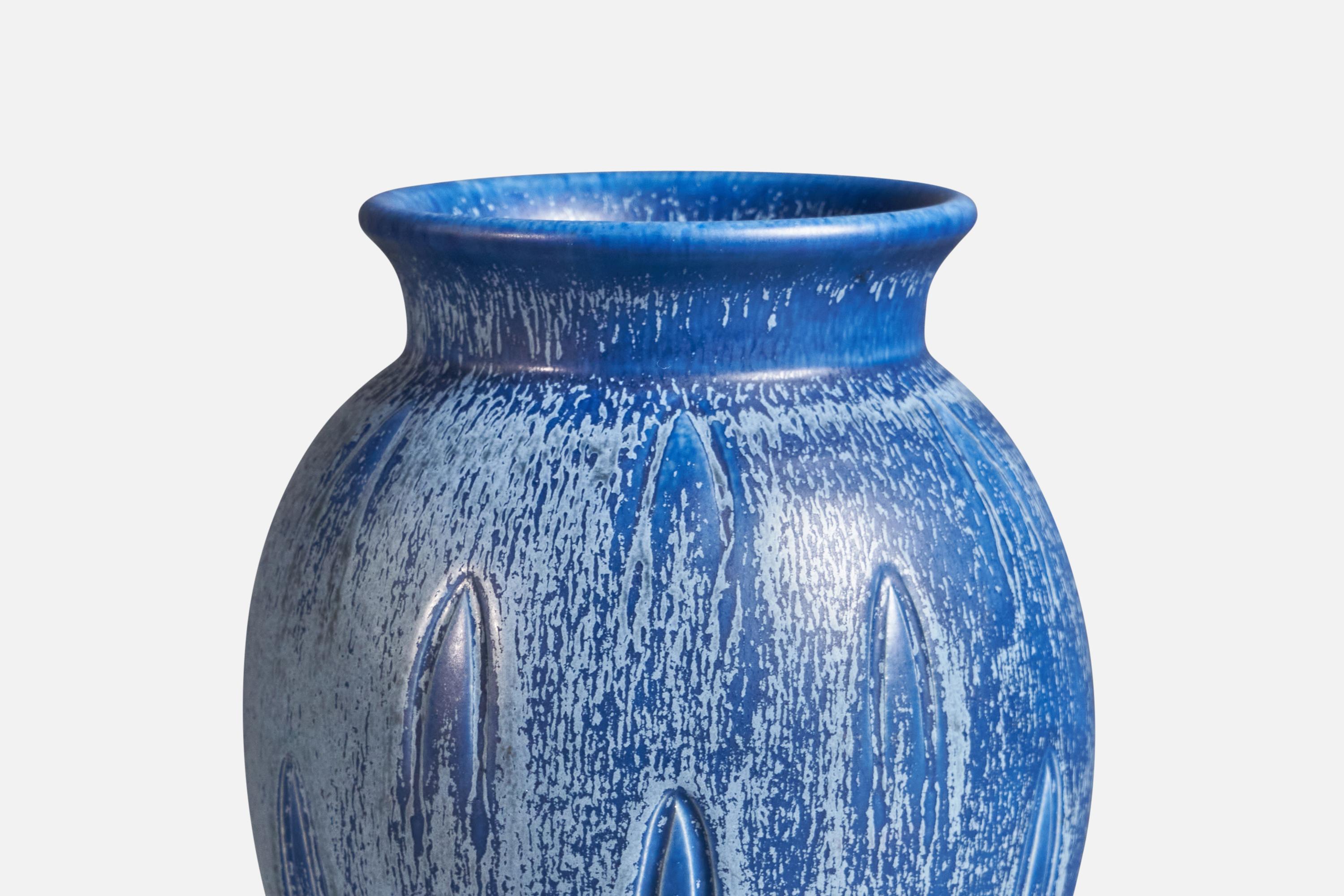 Vase aus blau glasiertem und geritztem Steingut, entworfen von Eva Jancke-Björk, hergestellt von Bo Fajans, Schweden, ca. 1940er Jahre.