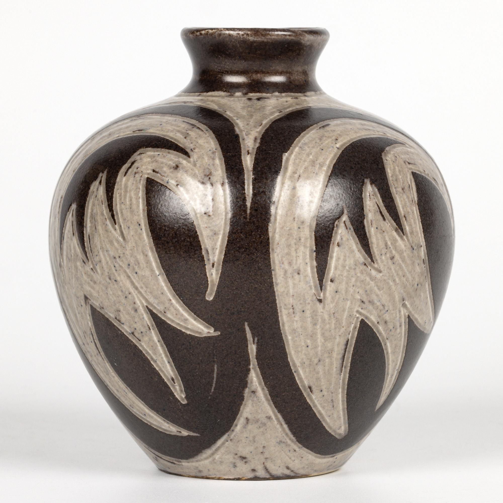 Eva & Johannes Andersen Mid-Century Danish Sgraffito Art Pottery Vase In Good Condition For Sale In Bishop's Stortford, Hertfordshire