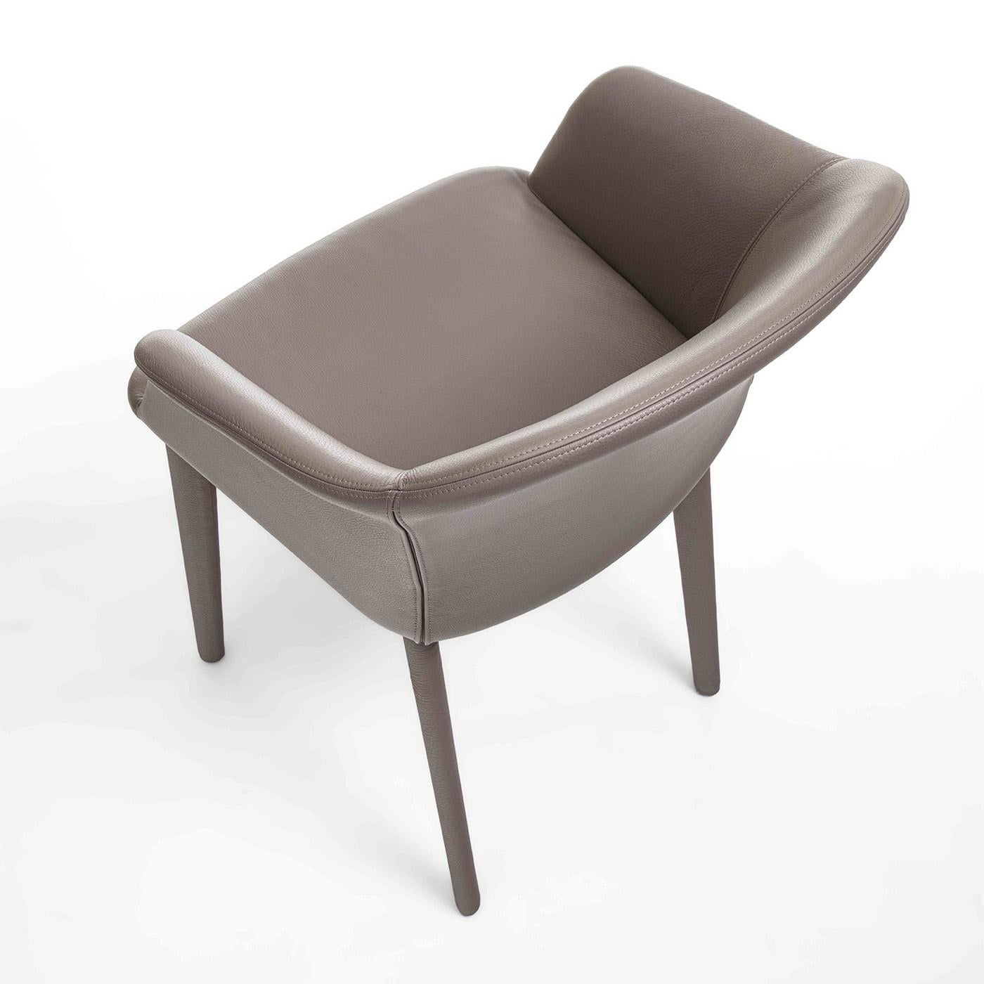 Der Eva-Sessel verbindet zeitgenössische Eleganz mit außergewöhnlichem Komfort. Die Schale besteht aus geformtem Polyurethan und ist gepolstert und mit luxuriösem, weichem Leder bezogen, das für einen edlen Touch sorgt. Der robuste vierbeinige