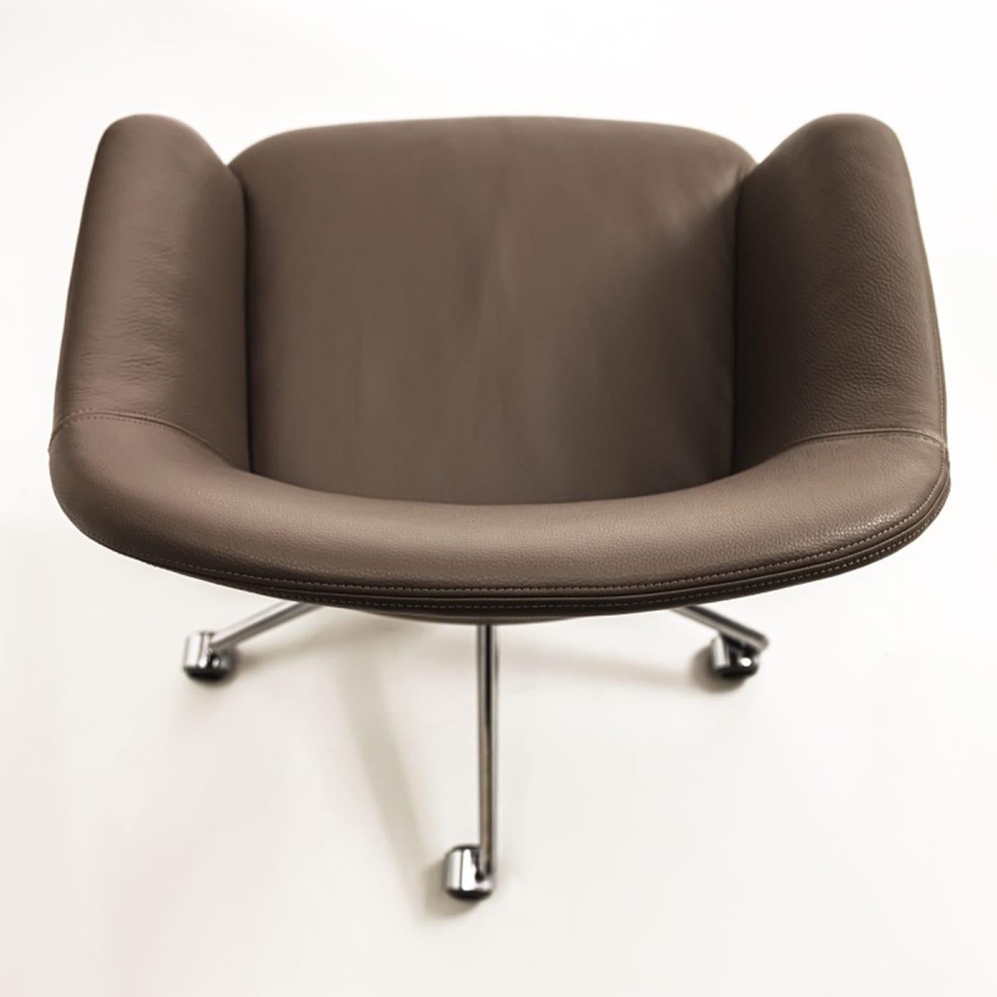 Eva swivel padded chair has a rigid polyurethane shell padded and covered in soft brown leather and a five star base painted in chrome. There is the possibility of height adjustment. Please, contact us for customization options.
  