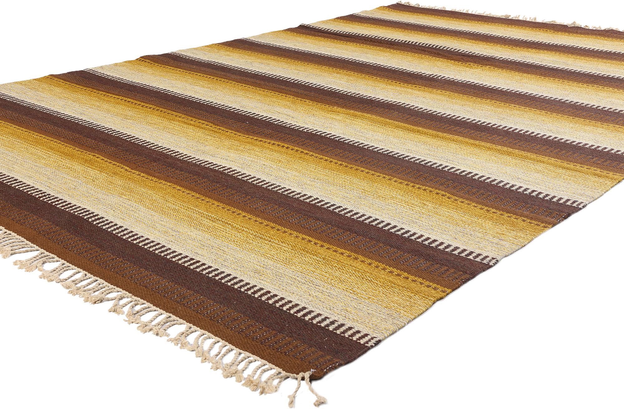 78487 Tappeto Eva-Lisa Nordin Vintage Swedish Rollakan, 06'11 x 10'08. Questo tappeto vintage rollakan svedese di Eva-Lisa Nordin, che riecheggia il calore dei paesaggi nordici dorati, è una miscela armoniosa di tradizione, artigianato e modernismo
