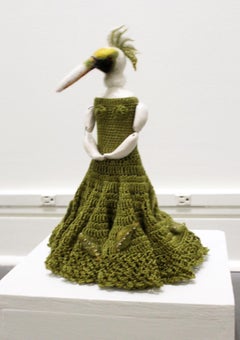 Oiseau debout en robe verte