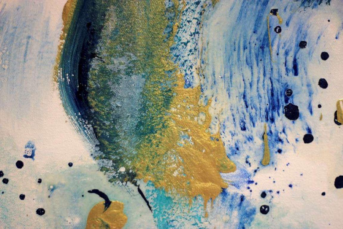 Dieses abstrakte Kunstwerk zieht mit seinem dynamischen Zusammenspiel von Farben und Texturen die Aufmerksamkeit auf sich. Kühne Pinselstriche in tiefem Blau und Gold ziehen sich vertikal über die Leinwand und bilden einen auffälligen Kontrast zum