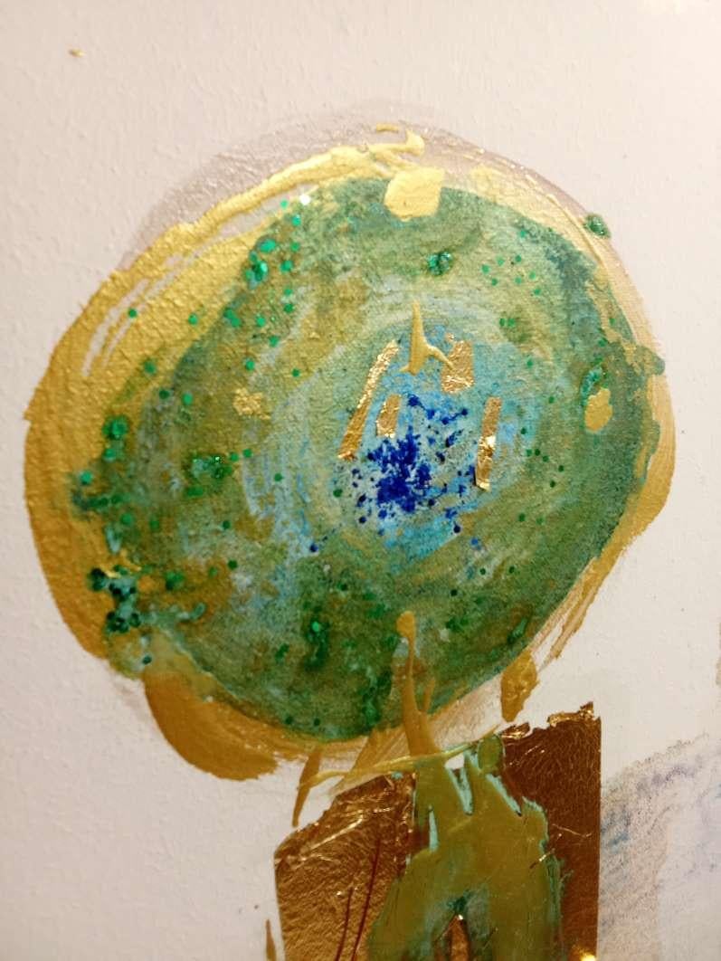 Cette œuvre d'art captive par sa juxtaposition audacieuse de formes géométriques et de riches textures. Dominée par un motif central circulaire vert, elle attire le regard par sa profondeur mystérieuse, bordée de tons terreux. Autour du cercle, des