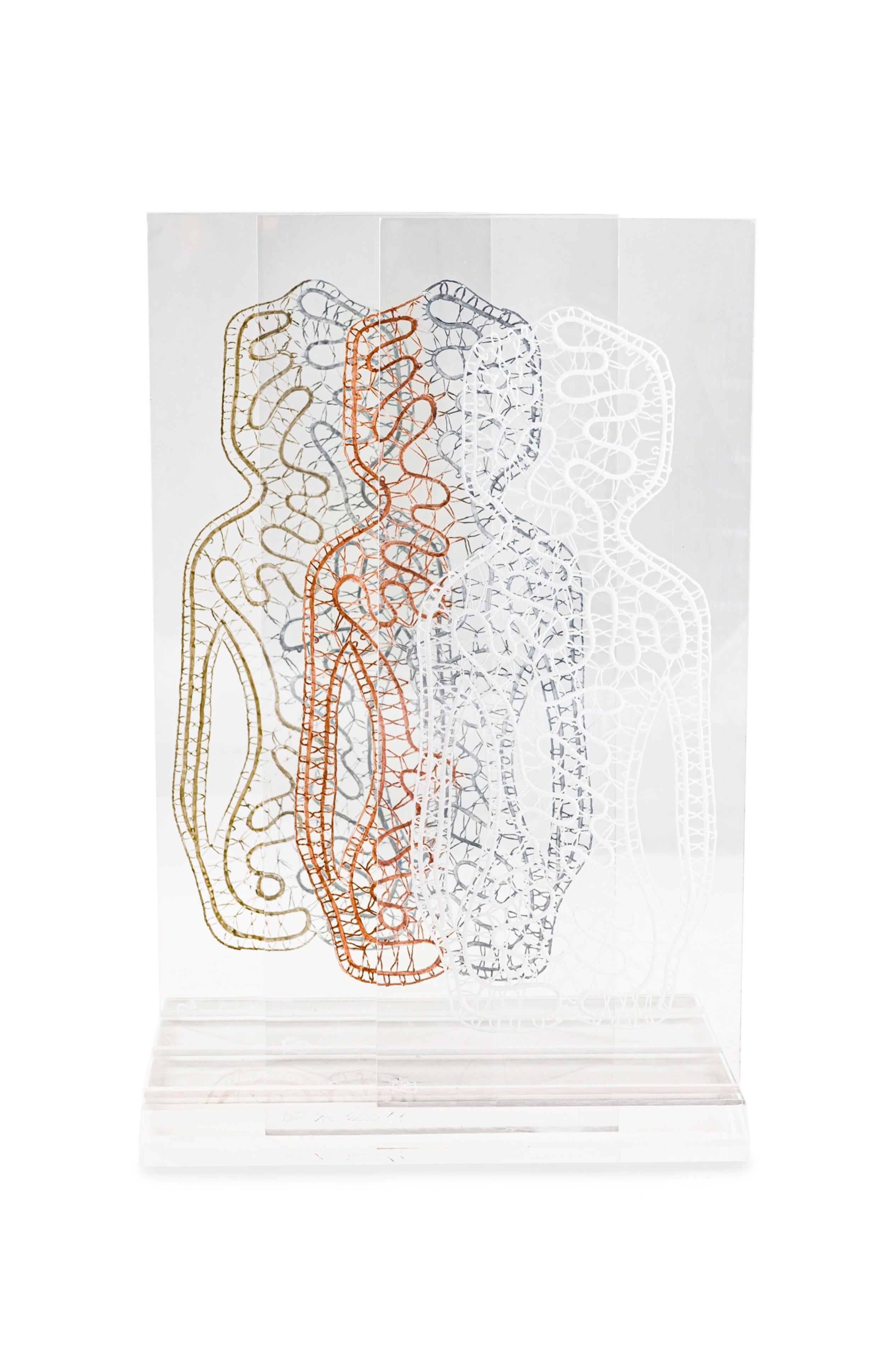 Obra de arte contemporáneo de técnica mixta con tres planchas acrílicas grabadas y coloreadas a mano que descansan sobre una base acrílica, firmada por la artista y edición numerada: 1/1 (EVA PETRIC)