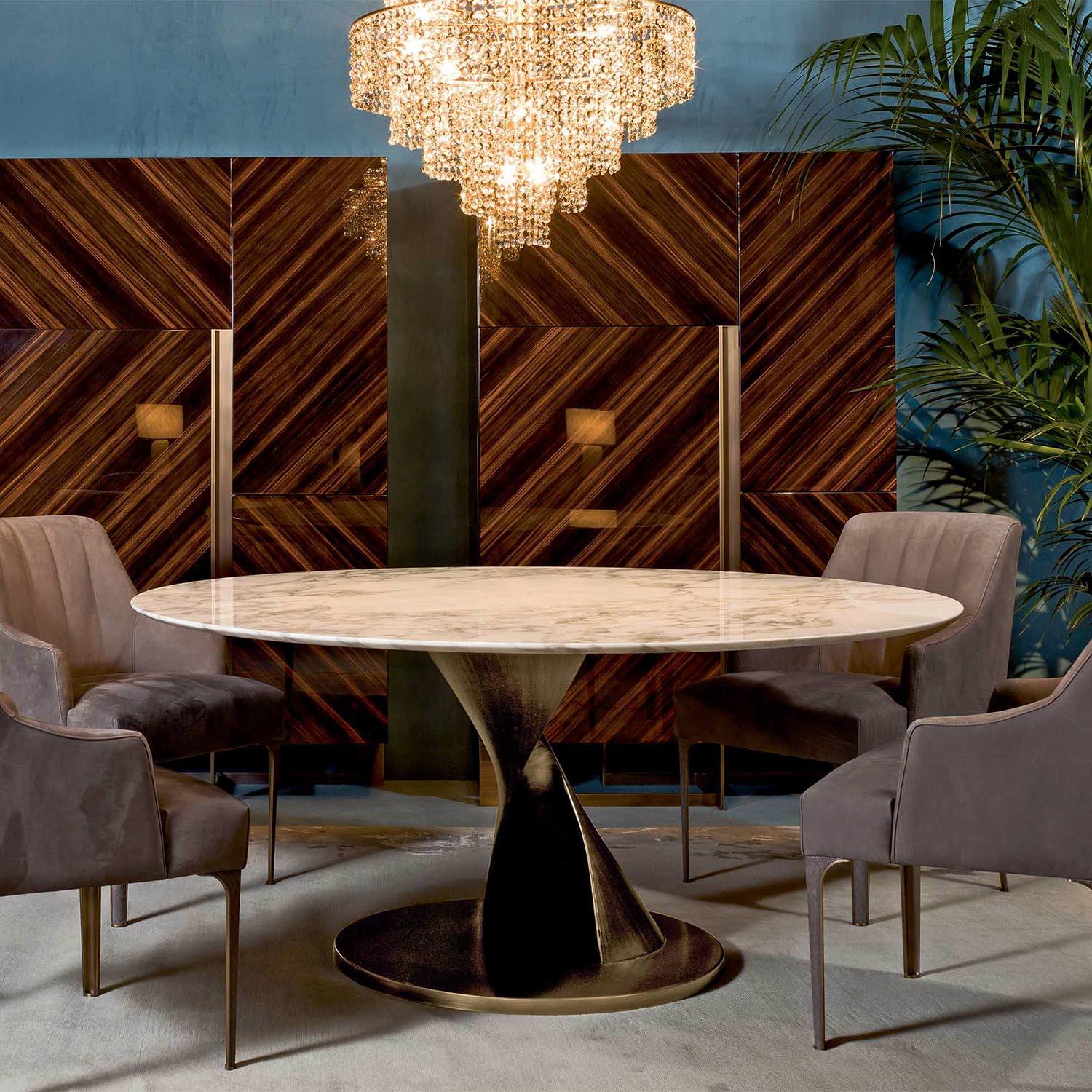 Eva Round Dining Table In Excellent Condition For Sale In Paris, FR