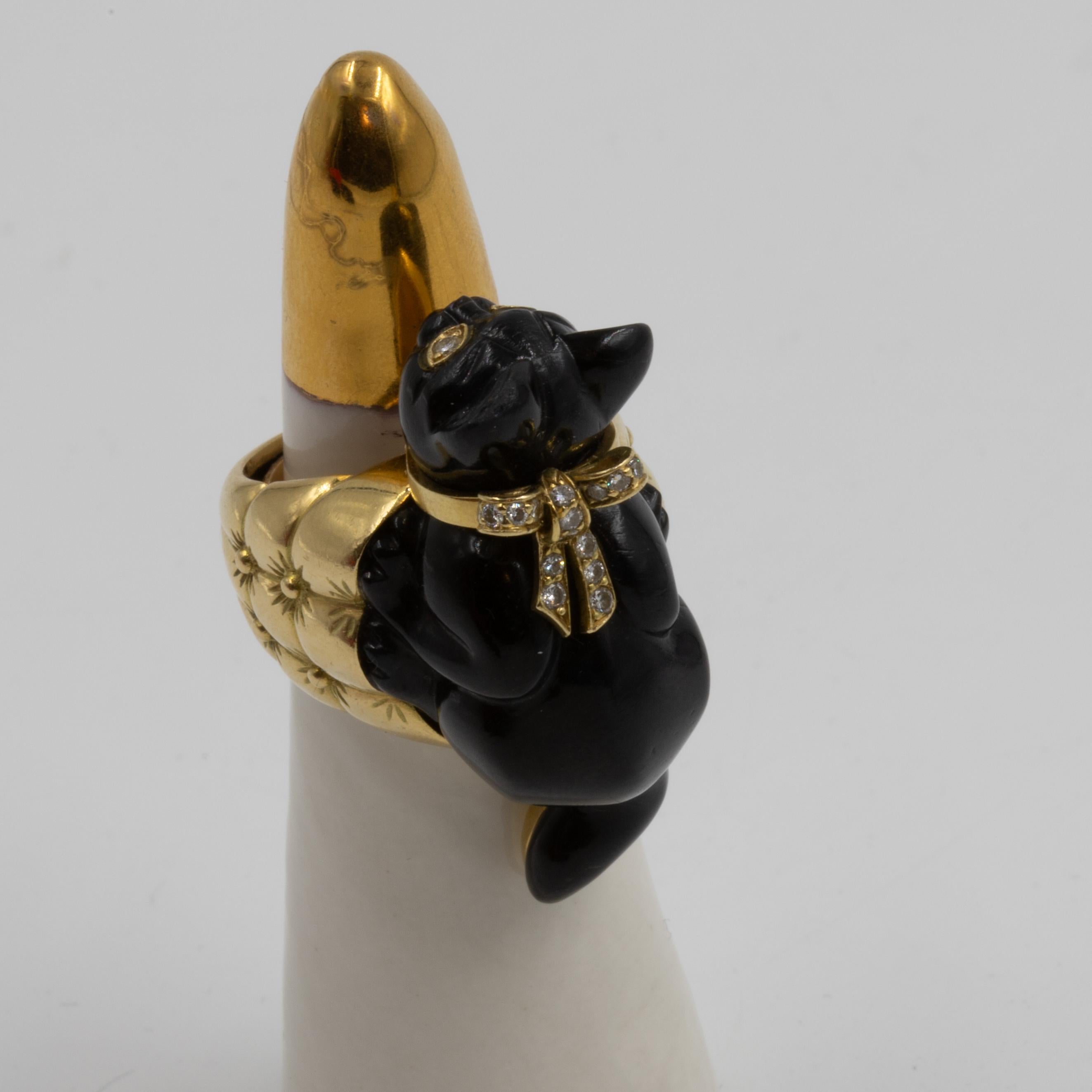 Bague de chat d'Eva Segoura à la galerie Second Petale

Monture en or jaune, représentant un chat sur son coussin, corps du chat en onyx taillé en rond. Yeux et ruban pavés de diamants. Signé Eva Segoura à l'intérieur du  anneau.     

Dimensions :