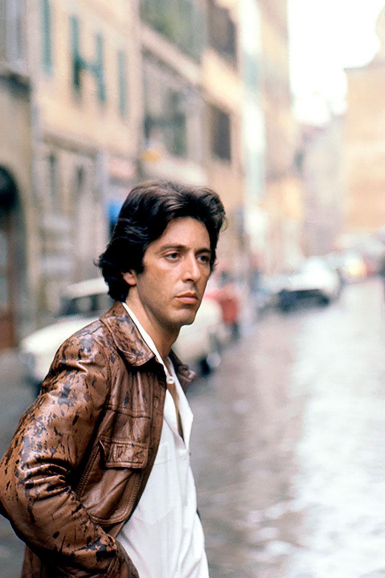 Al Pacino, 1977 (Eva Sereny - Photographie couleur)
Impression à pigment d'archivage
16 x 20 pouces - £1,194
20 x 24 pouces - £1,800
30 x 40 pouces - £3,000
40 x 60 pouces - £4,200
Edition de 25 et 3 épreuves d'imprimerie par format
Estampillé et