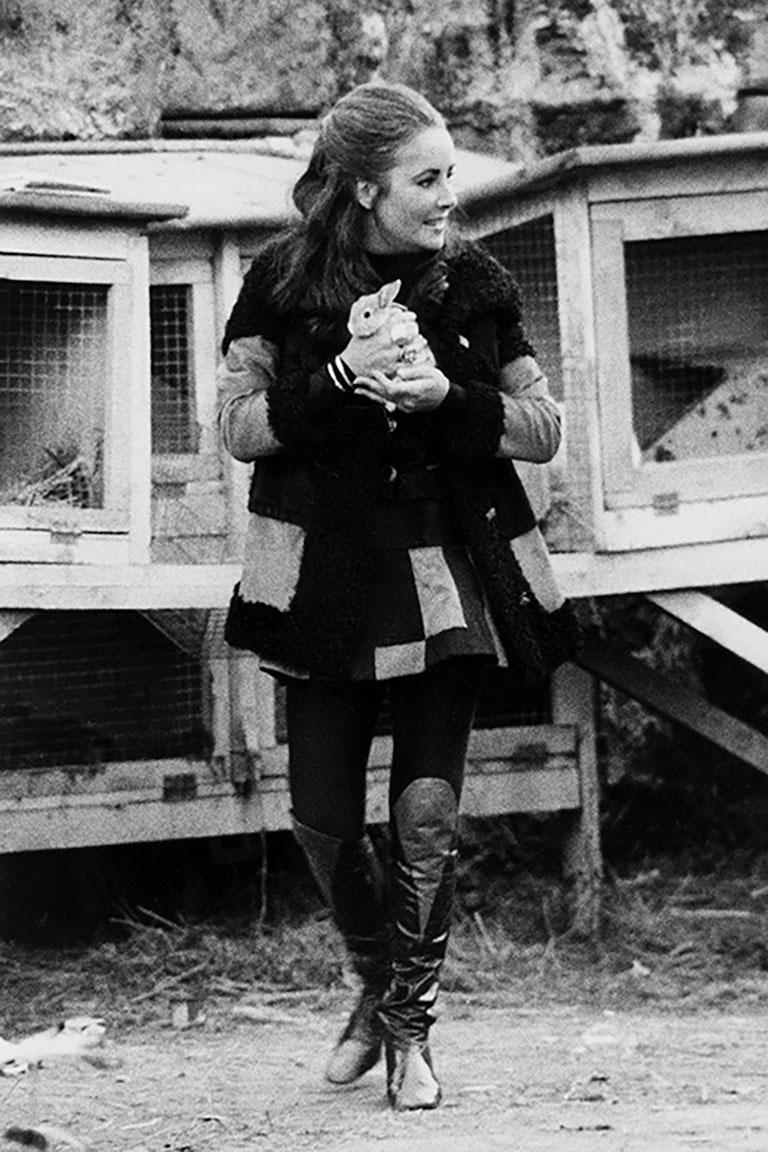 Elizabeth Taylor, 1972 (Eva Sereny - Schwarz-Weiß-Fotografie)
Archivalischer Pigmentdruck
16 x 20 Zoll - £1,194
20 x 24 Zoll - £1,800
30 x 40 Zoll - £3,000
40 x 60 Zoll - £4,200
Auflage von 25 Stück und 3 Andrucke pro Format
Rückseitig