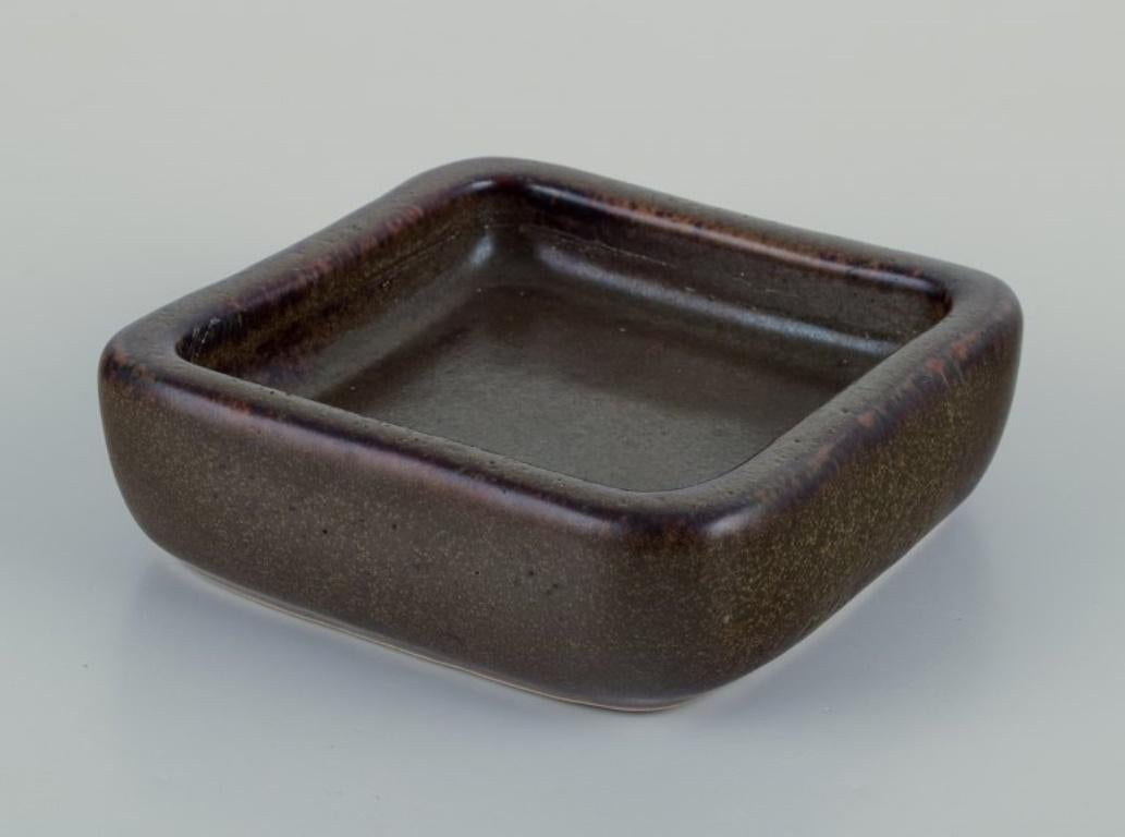 Eva Stæhr-Nielsen (1911-1976) für Saxbo, Dänemark.
Keramikschale, auberginefarbene Glasur.
Yin-Yang-Zeichen.
Mitte des 20. Jahrhunderts.
Perfekter Zustand.
Abmessungen: B 12,5 cm x H 4,0 cm.