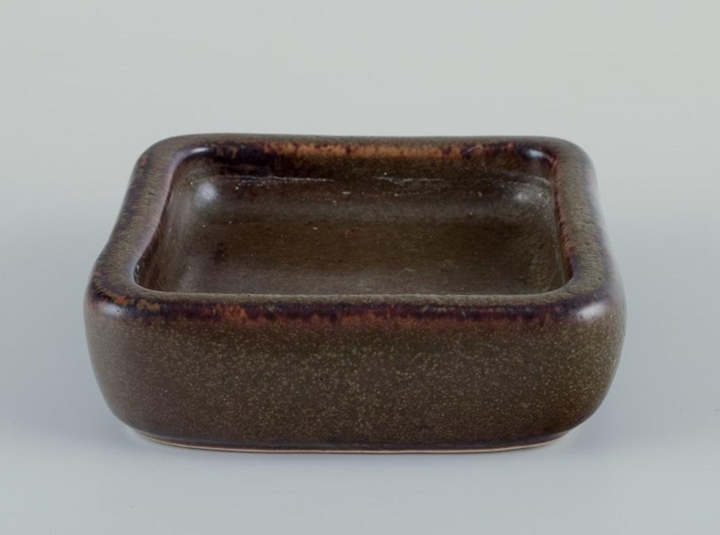 Eva Stæhr-Nielsen (1911-1976) für Saxbo, Dänemark. Keramikschale, auberginefarbene Glasur. (Skandinavische Moderne) im Angebot