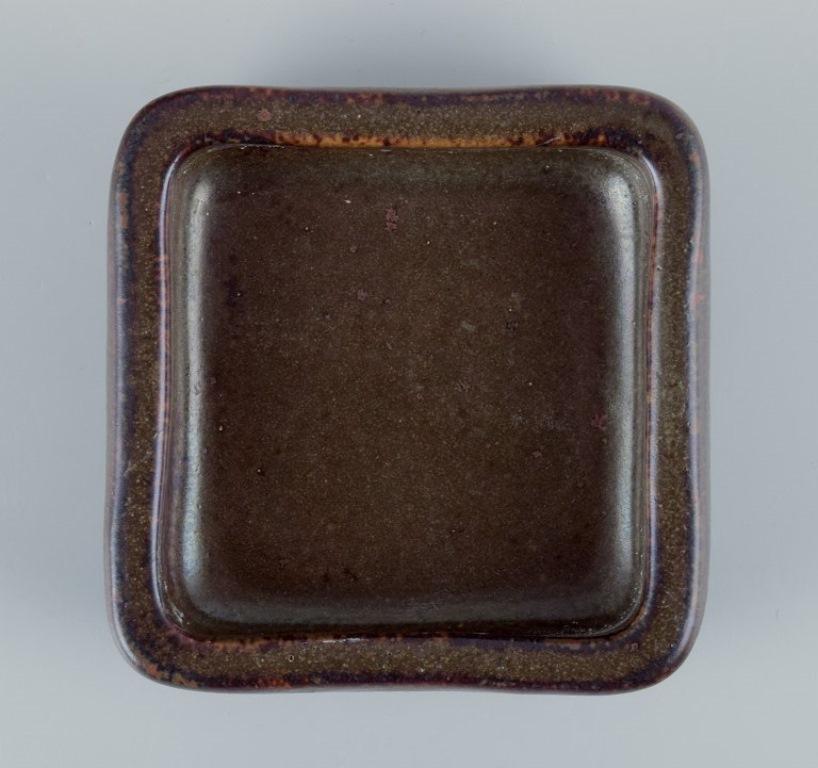 Eva Stæhr-Nielsen (1911-1976) für Saxbo, Dänemark. Keramikschale, auberginefarbene Glasur. (Dänisch) im Angebot