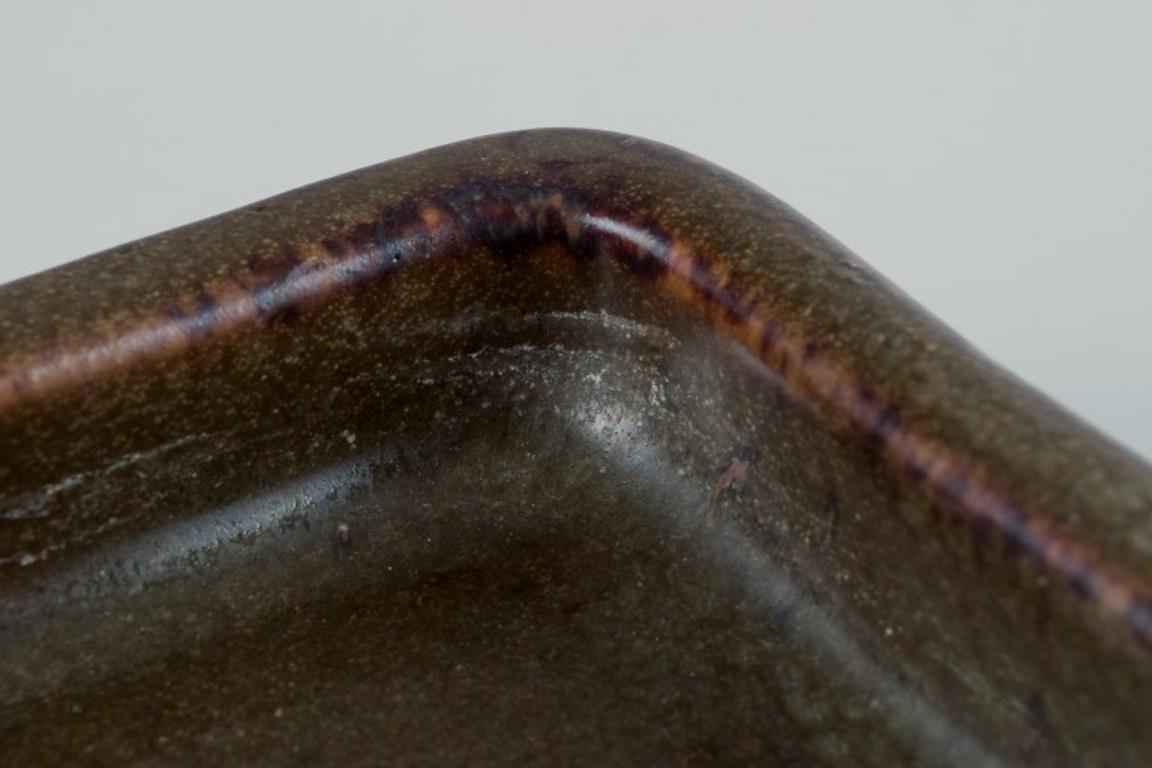 Eva Stæhr-Nielsen (1911-1976) für Saxbo, Dänemark. Keramikschale, auberginefarbene Glasur. (Glasiert) im Angebot