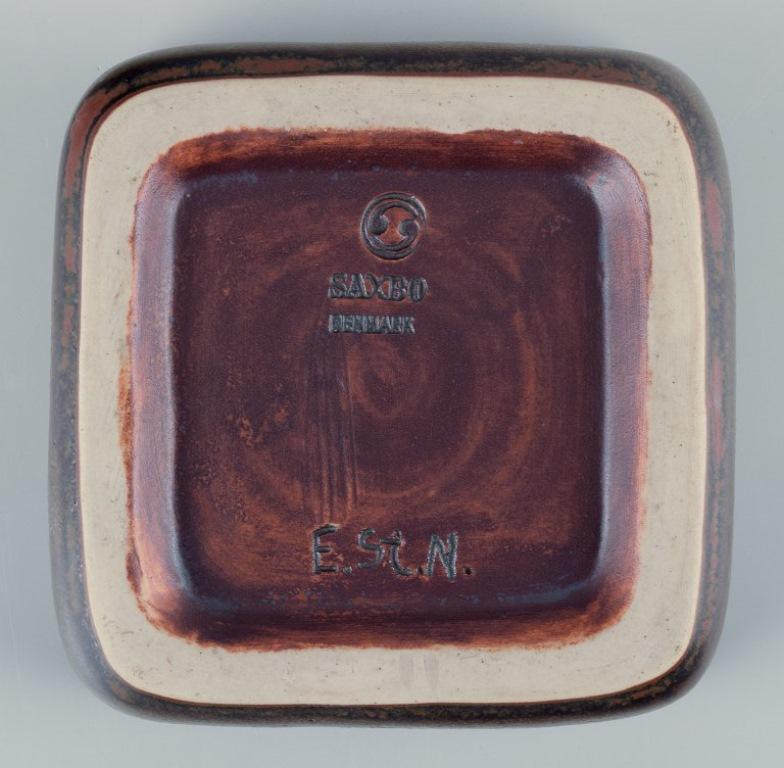 Eva Stæhr-Nielsen (1911-1976) für Saxbo, Dänemark. Keramikschale, auberginefarbene Glasur. im Zustand „Hervorragend“ im Angebot in Copenhagen, DK