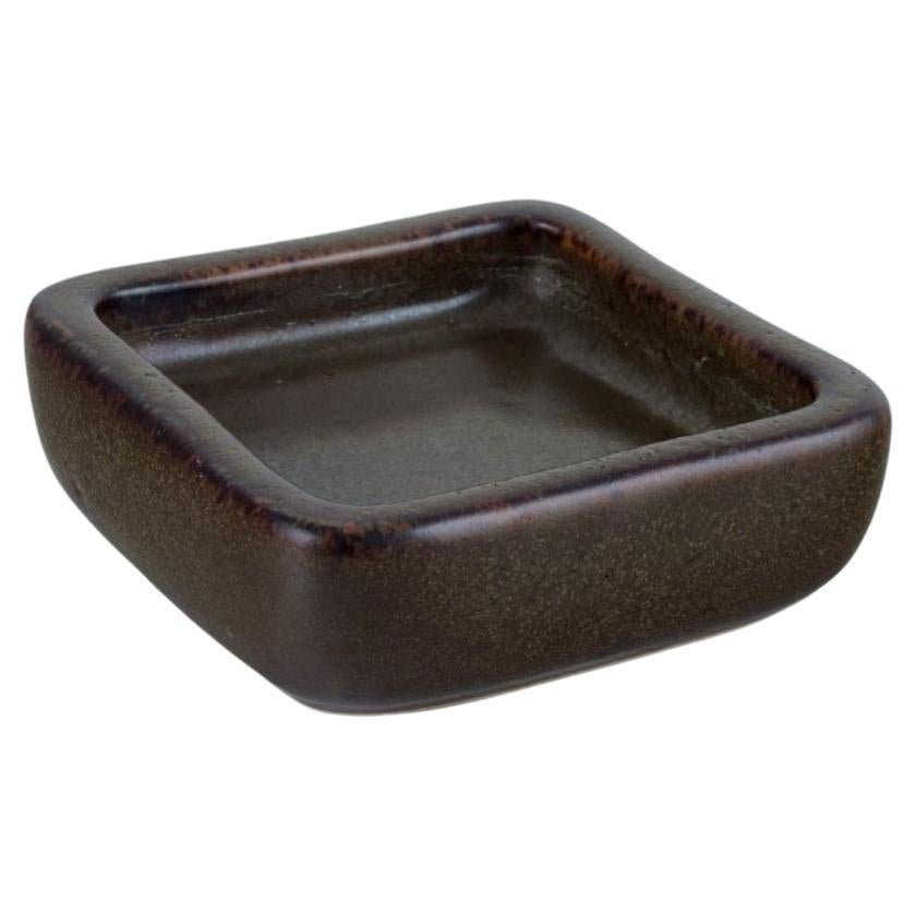 Eva Stæhr Nielsen (1911-1976) pour Saxbo, Danemark. Bol en céramique, glaçure aubergine.