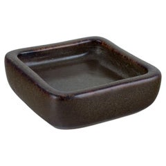 Eva Stæhr Nielsen (1911-1976) pour Saxbo, Danemark. Bol en céramique, glaçure aubergine.