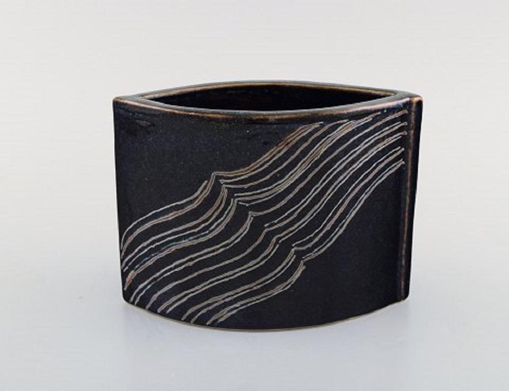 Eva Stæhr Nielsen per Royal Copenhagen. Vaso in ceramica smaltata.
Bellissimo smalto in tonalità marrone con linee oblique. Design moderno, circa 1970.
In perfette condizioni.
Prima qualità di fabbrica.
Misure: 17 x 12,5 cm.