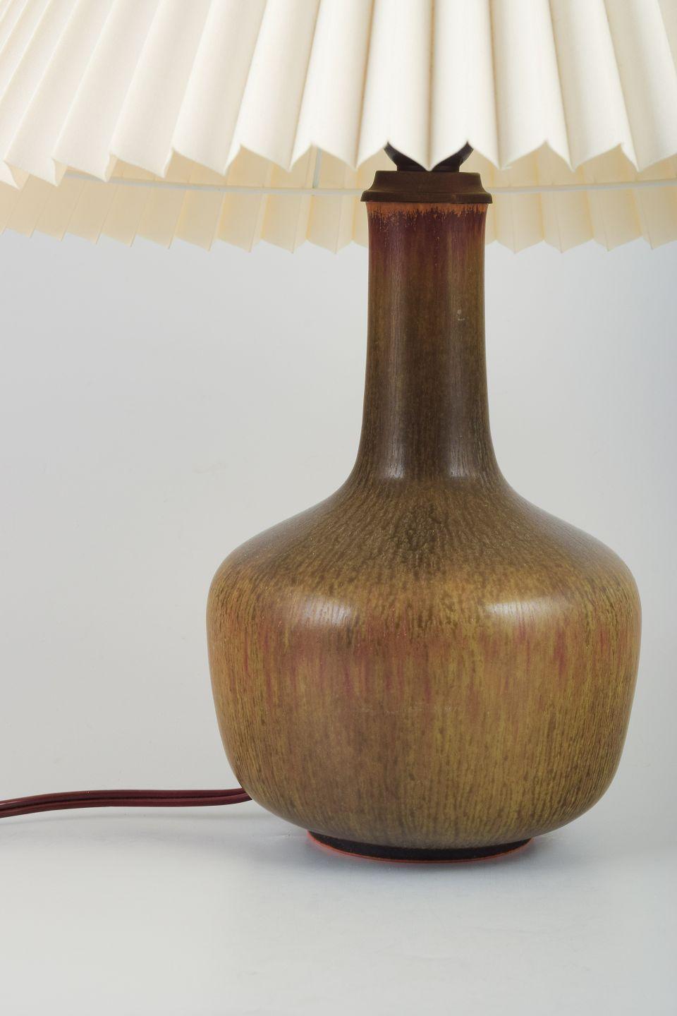 PRE-OWNED GOODS ARE EXEMPT FROM IMPORT TARIFFS FOR U.S., UK, AUSTRALIAN & CANADIAN CUSTOMERS.   
THEREFORE, NO IMPORT TARIFFS WILL BE APPLICABLE TO YOUR PURCHASE. 

Eva Stæhr-Nielsen (1911–1976) for Saxbo, Denmark.
Ceramic table lamp with pleated Le