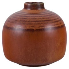Eva Staehr Nielsen pour Saxbo, vase en céramique avec glaçure dans les tons bruns.