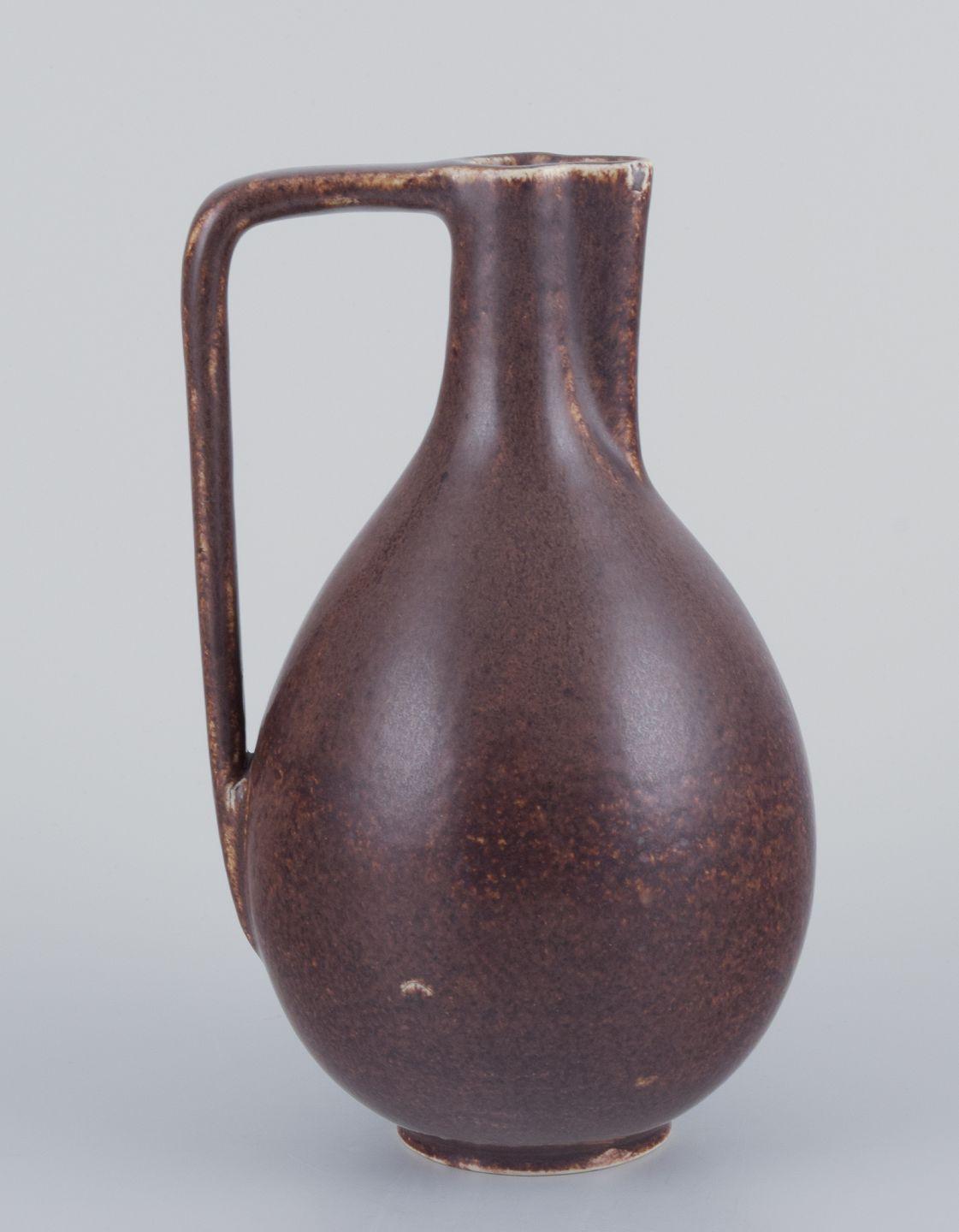 Les produits d'occasion sont exonérés de droits d'importation pour les clients américains. 
Par conséquent, aucun droit d'importation ne s'appliquera à votre achat.

Eva Stæhr-Nielsen (1911-1976) pour Saxbo, céramiste danoise.
Rare cruche
