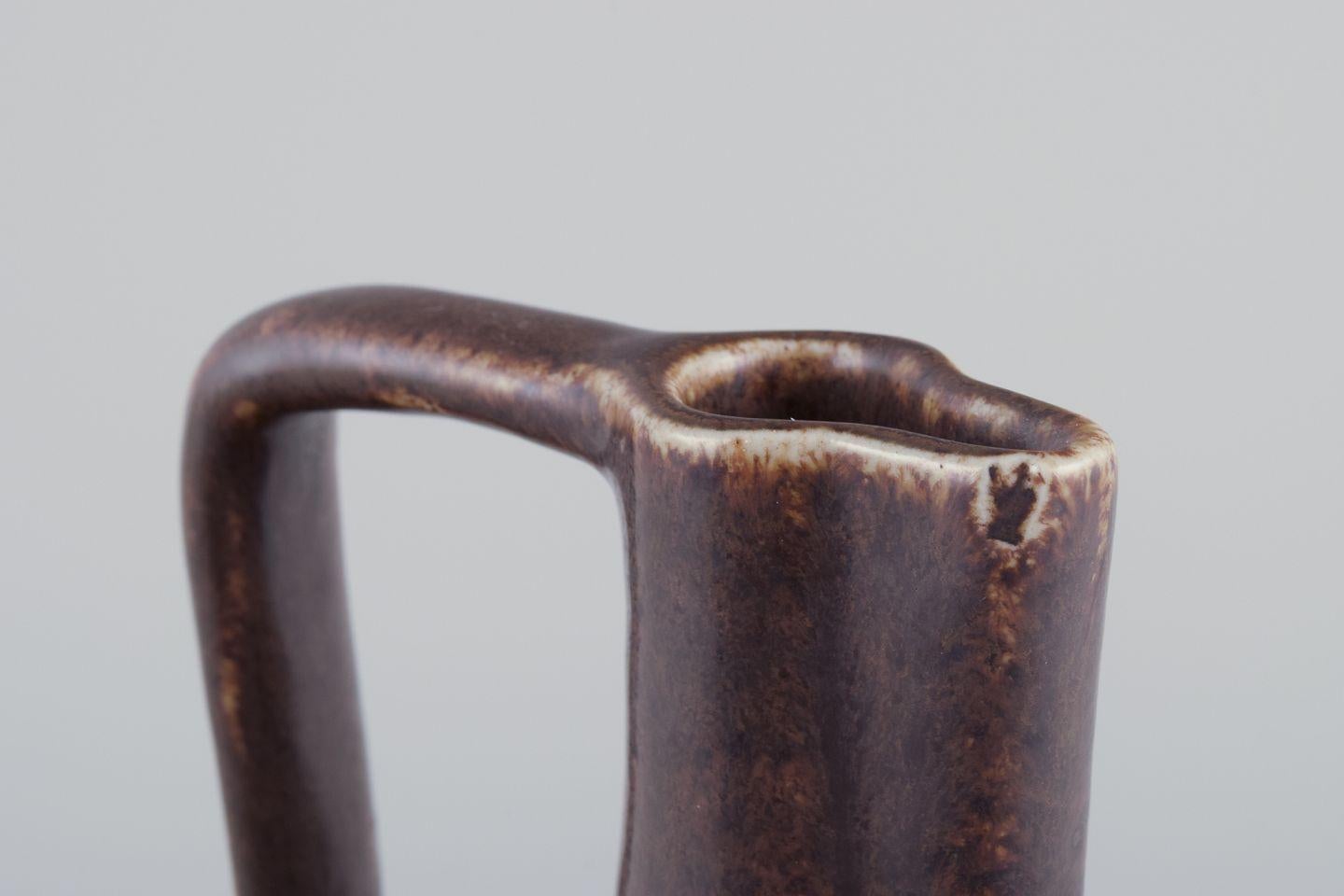 Vernissé Eva Stæhr Nielsen pour Saxbo, céramiste danoise. Rare cruche 