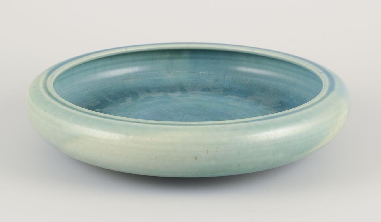 Scandinave moderne Eva Stæhr-Nielsen pour Saxbo. Coupe en céramique ancienne. Greene & Greene dans les tons vert-bleu. en vente