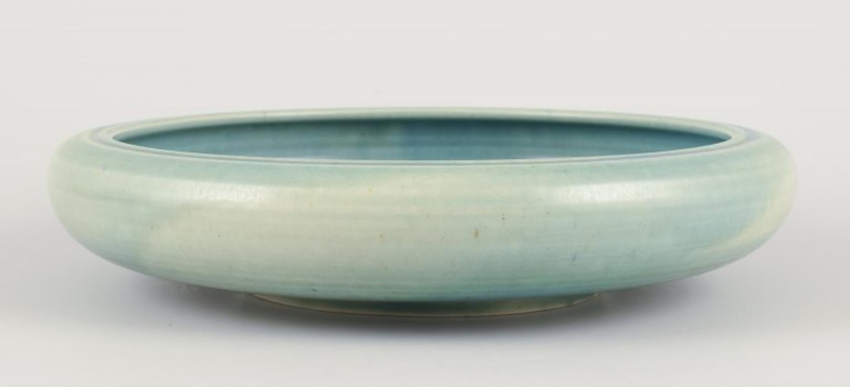 Danois Eva Stæhr-Nielsen pour Saxbo. Coupe en céramique ancienne. Greene & Greene dans les tons vert-bleu. en vente