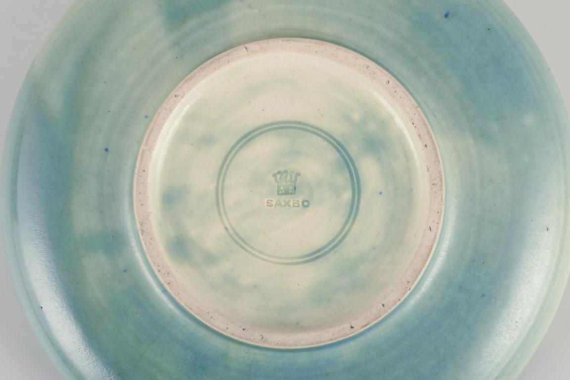 Milieu du XXe siècle Eva Stæhr-Nielsen pour Saxbo. Coupe en céramique ancienne. Greene & Greene dans les tons vert-bleu. en vente
