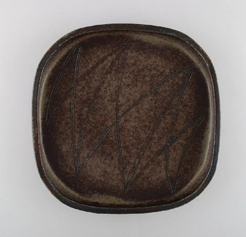 Eva Stæhr-Nielsen for Saxbo. A large dish of stoneware in modern design with sgraffito, circa 1960.
Stamped: Yin Yang.
Measures: 30 x 5 cm.
In very good condition.
  