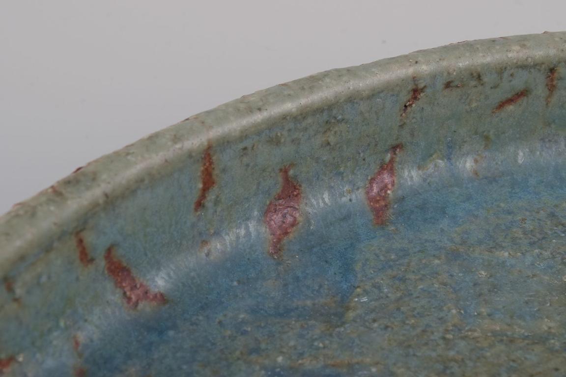 Vernissé Eva Stæhr-Nielsen pour Saxbo. Grand plat en grès à glaçure bleue et verte. en vente