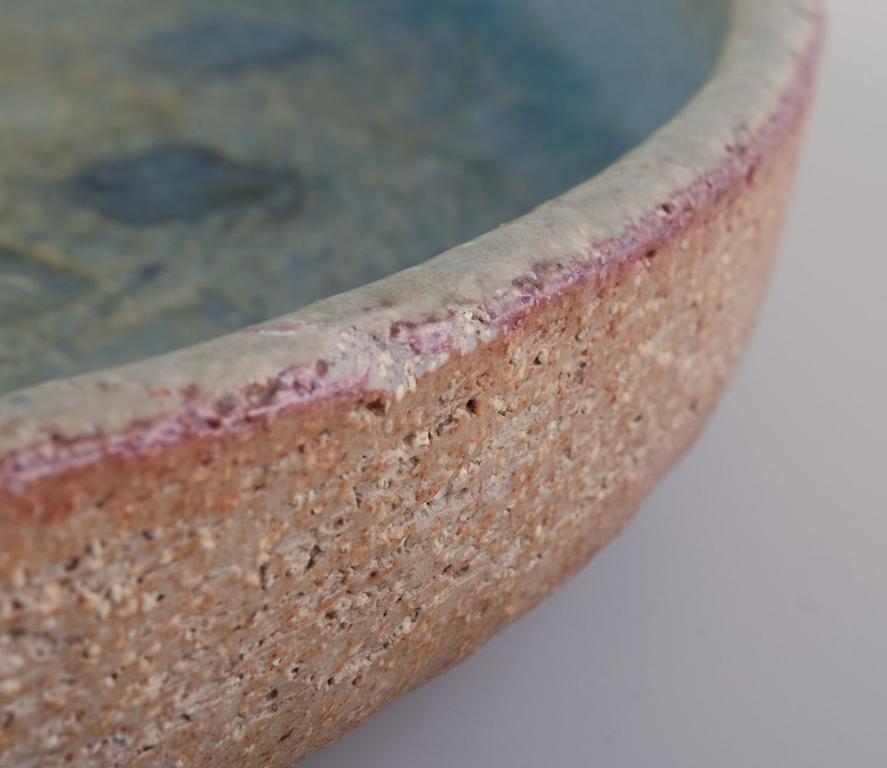 Eva Stæhr-Nielsen pour Saxbo. Grand plat en grès à glaçure bleue et verte. Excellent état - En vente à København, Copenhagen